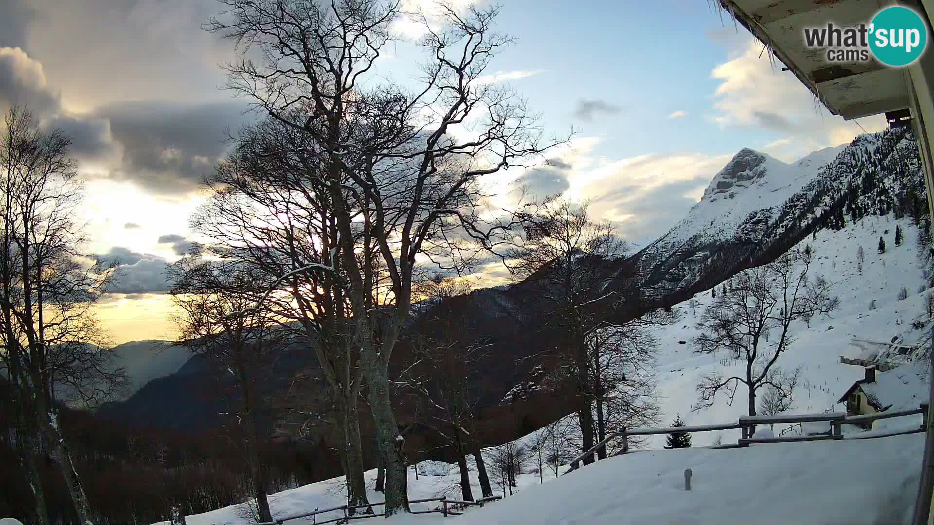 Koča na Planini Razor spletna kamera (1315) | Pogled na Tolminski Migovec