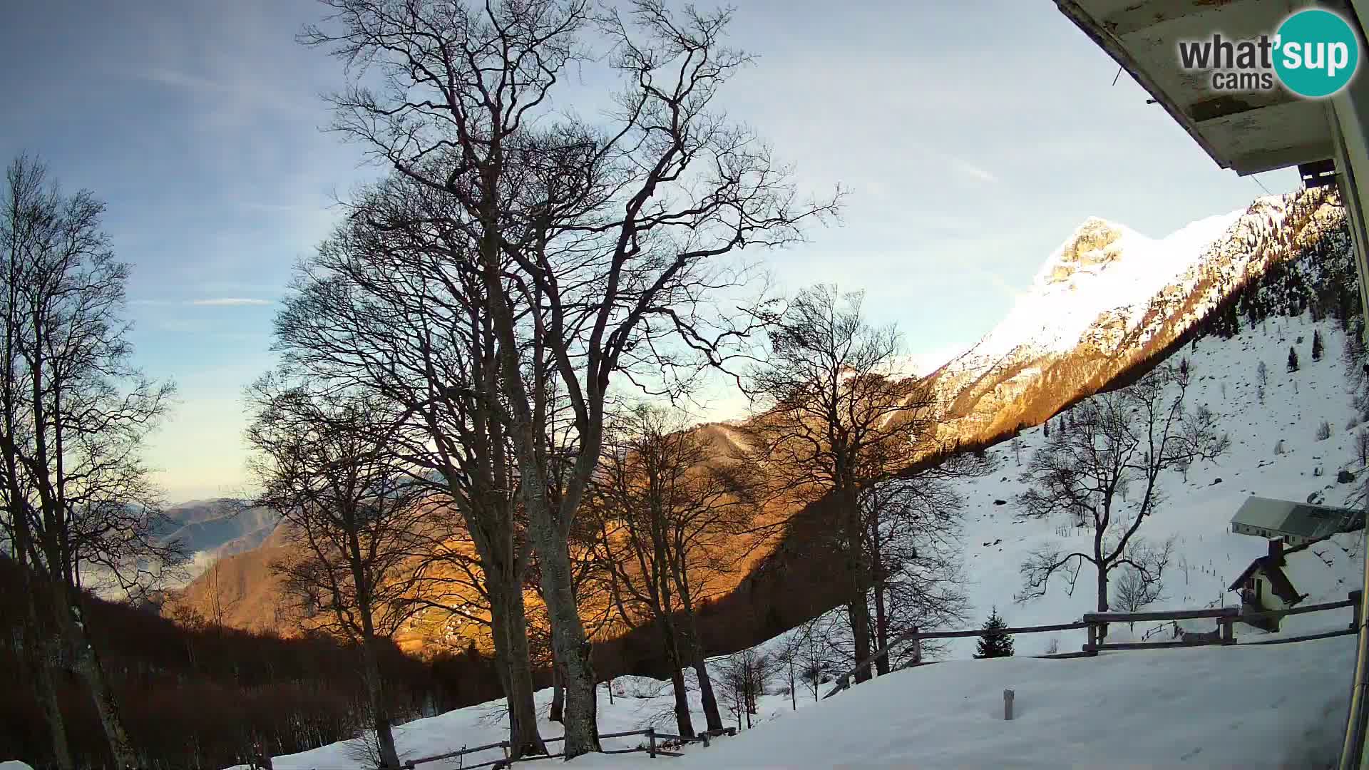 Cámara en vivo de la cabaña de montaña Planina Razor (1315) | vista hacia Tolminski Migovec