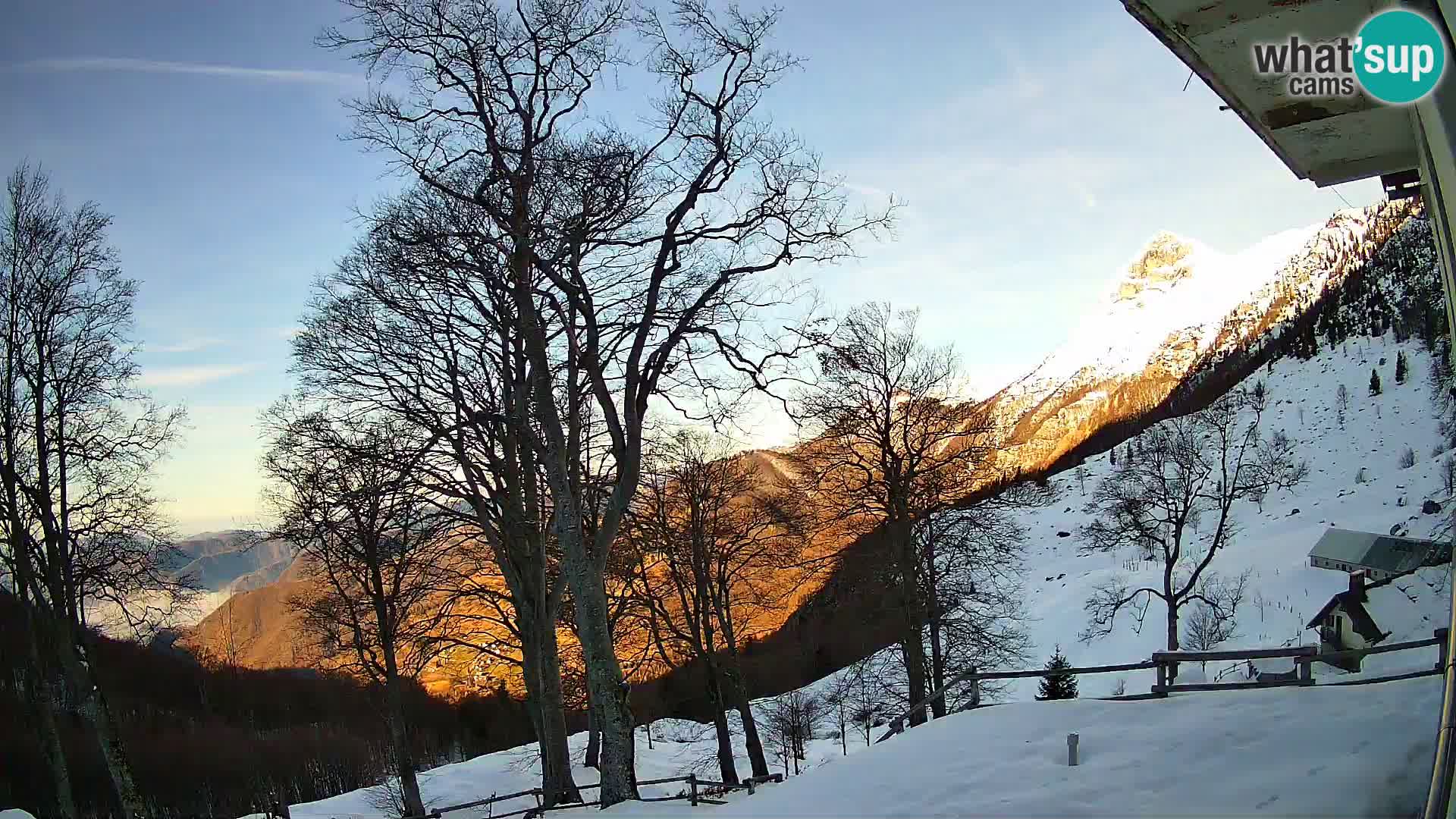 Cámara en vivo de la cabaña de montaña Planina Razor (1315) | vista hacia Tolminski Migovec