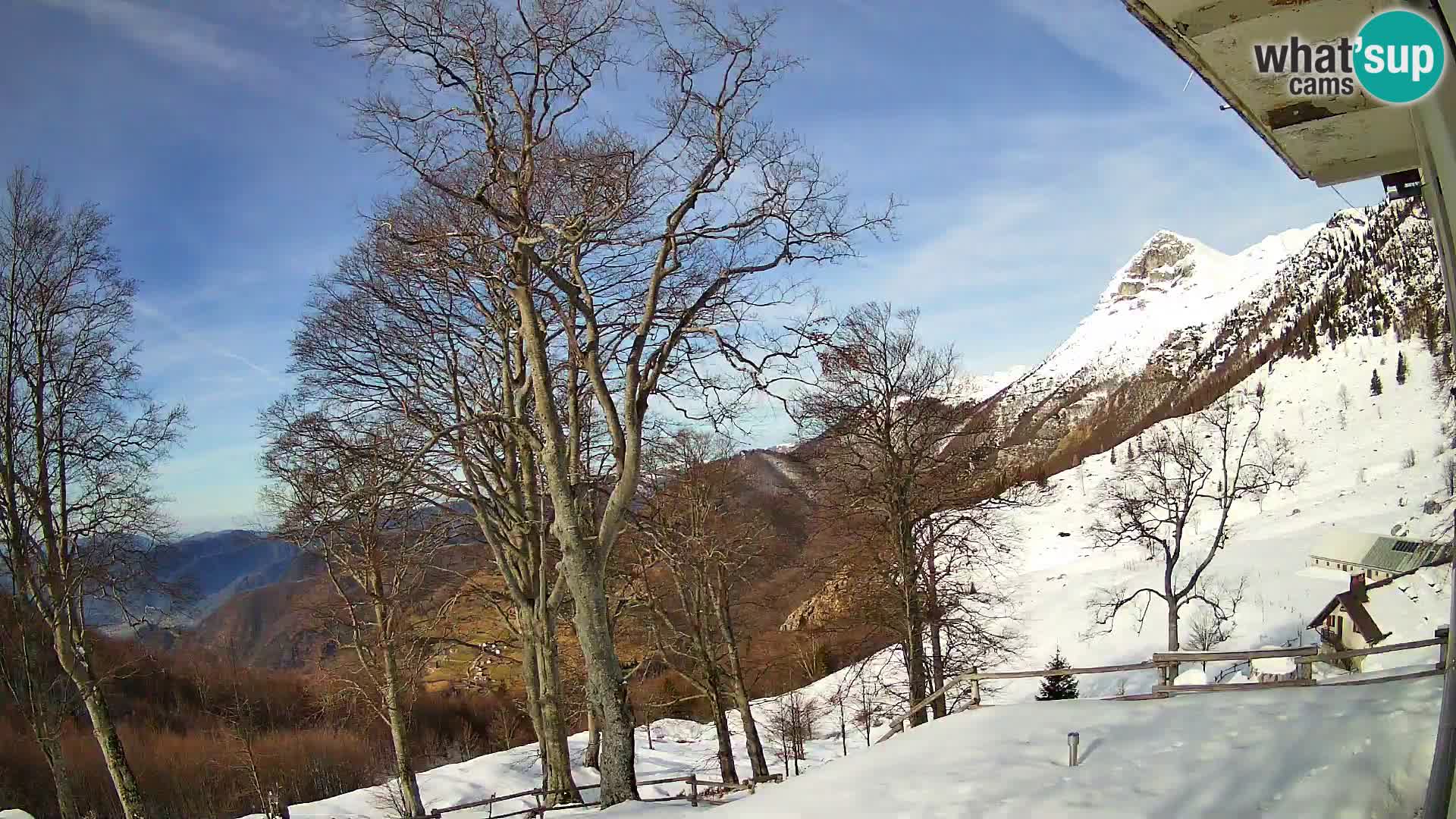Cámara en vivo de la cabaña de montaña Planina Razor (1315) | vista hacia Tolminski Migovec