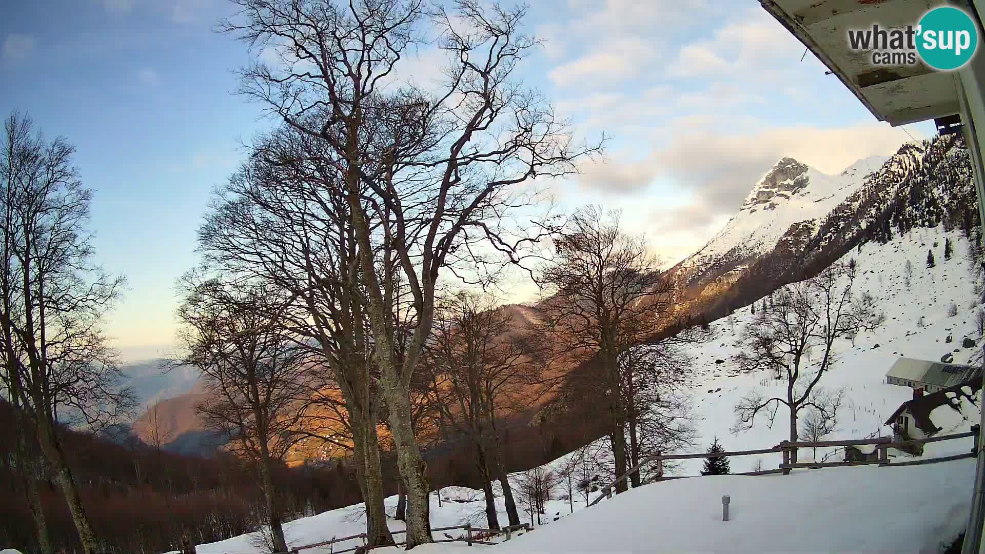 Planina Razor Mountain Hut live cam (1315) | view to Tolminski Migovec