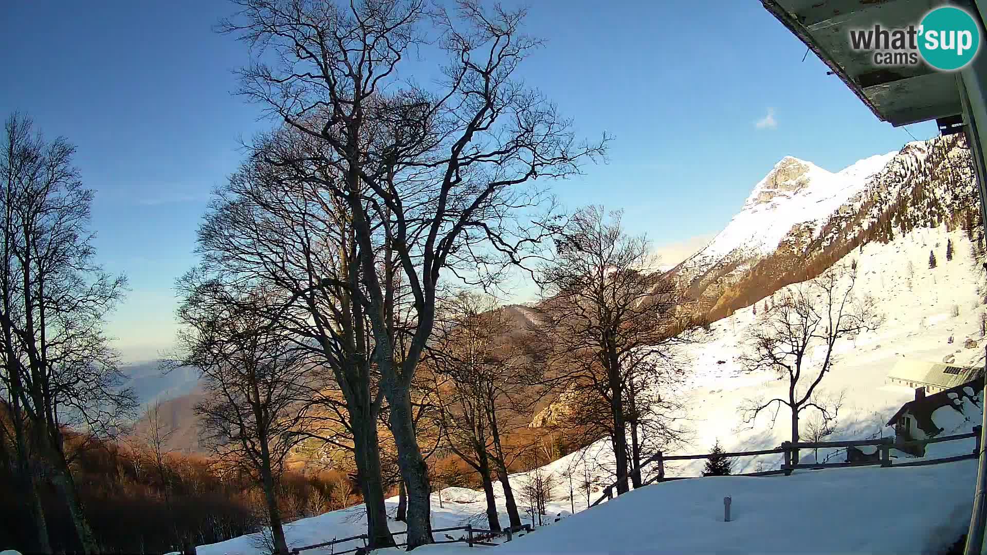 Cámara en vivo de la cabaña de montaña Planina Razor (1315) | vista hacia Tolminski Migovec
