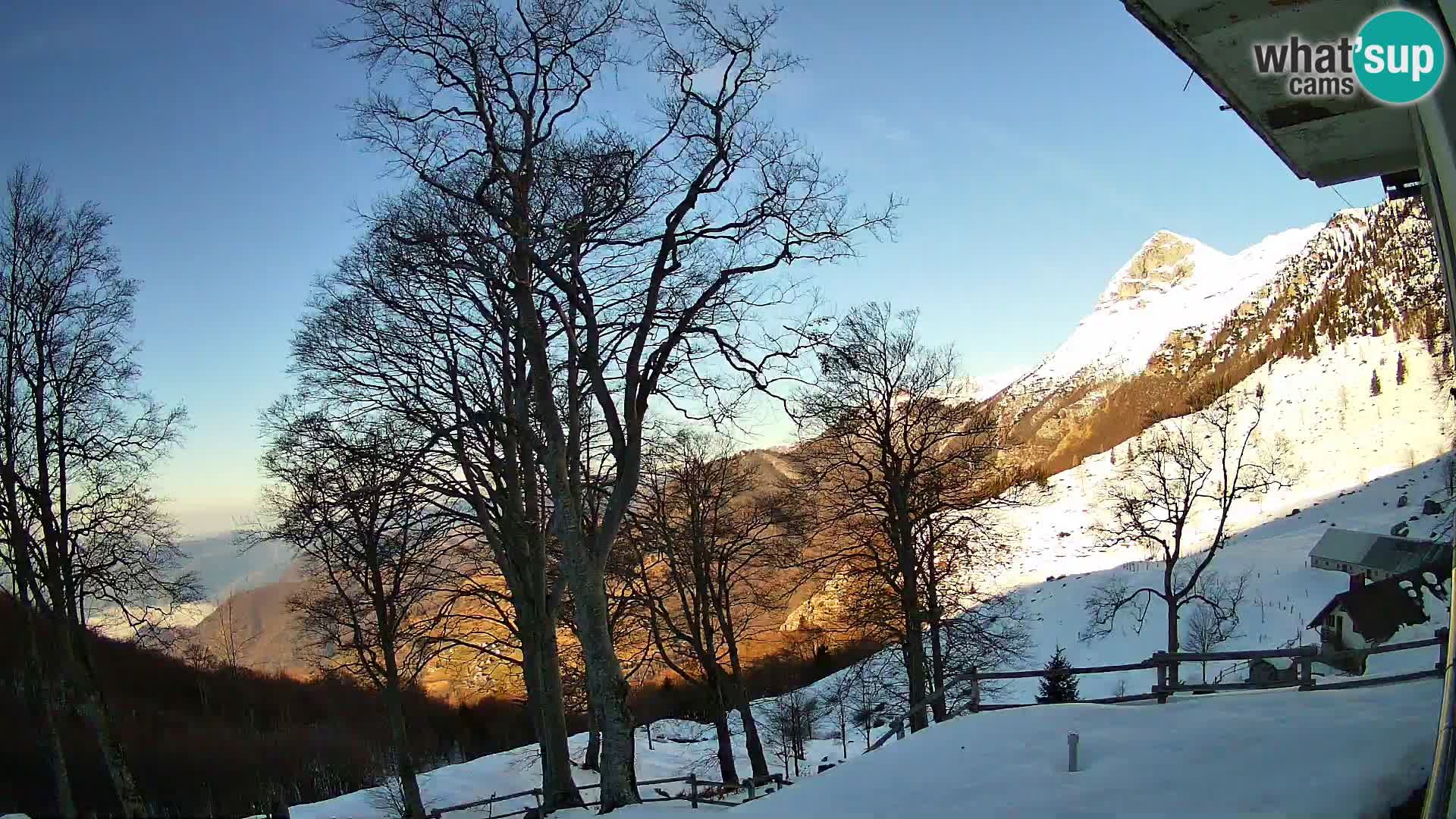 Planina Razor Mountain Hut live cam (1315) | view to Tolminski Migovec