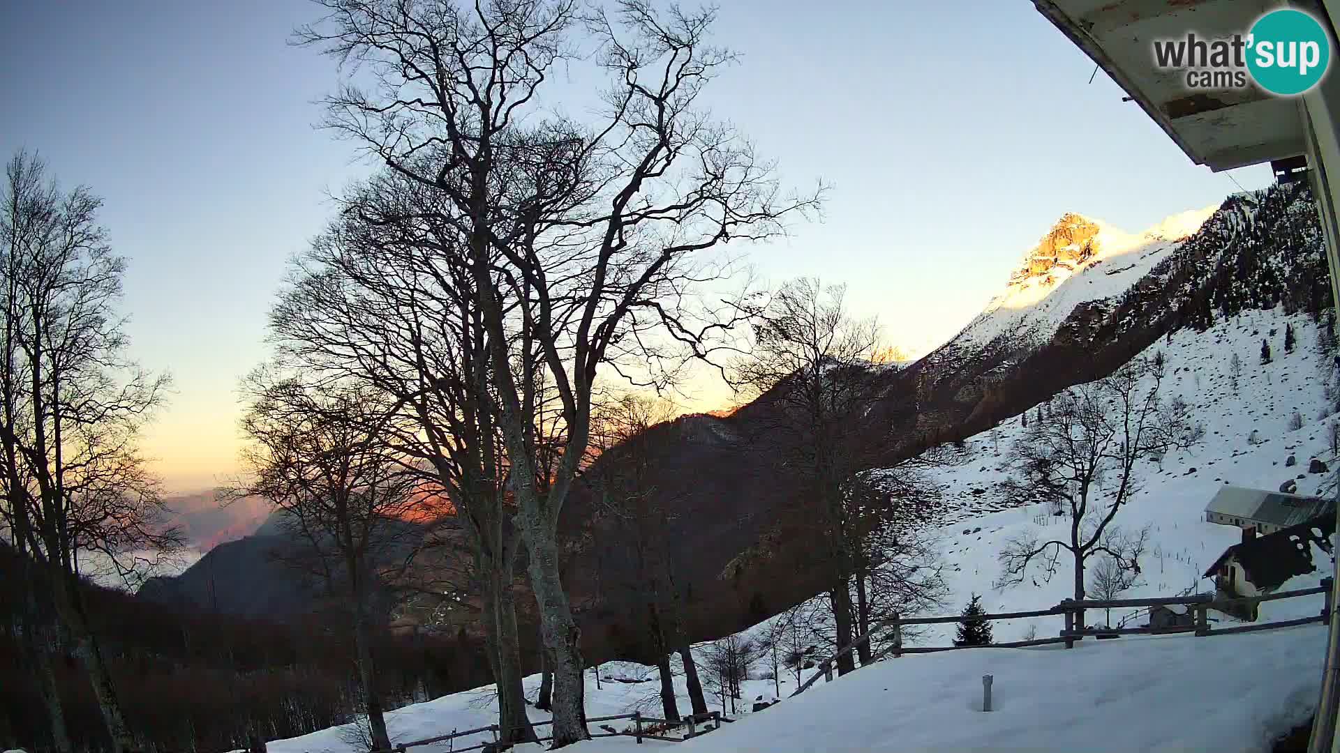 Koča na Planini Razor spletna kamera (1315) | Pogled na Tolminski Migovec