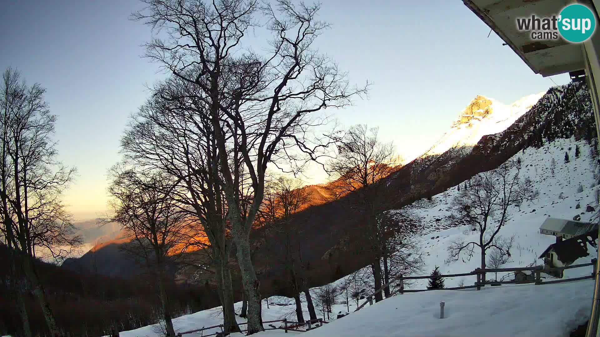 Cámara en vivo de la cabaña de montaña Planina Razor (1315) | vista hacia Tolminski Migovec