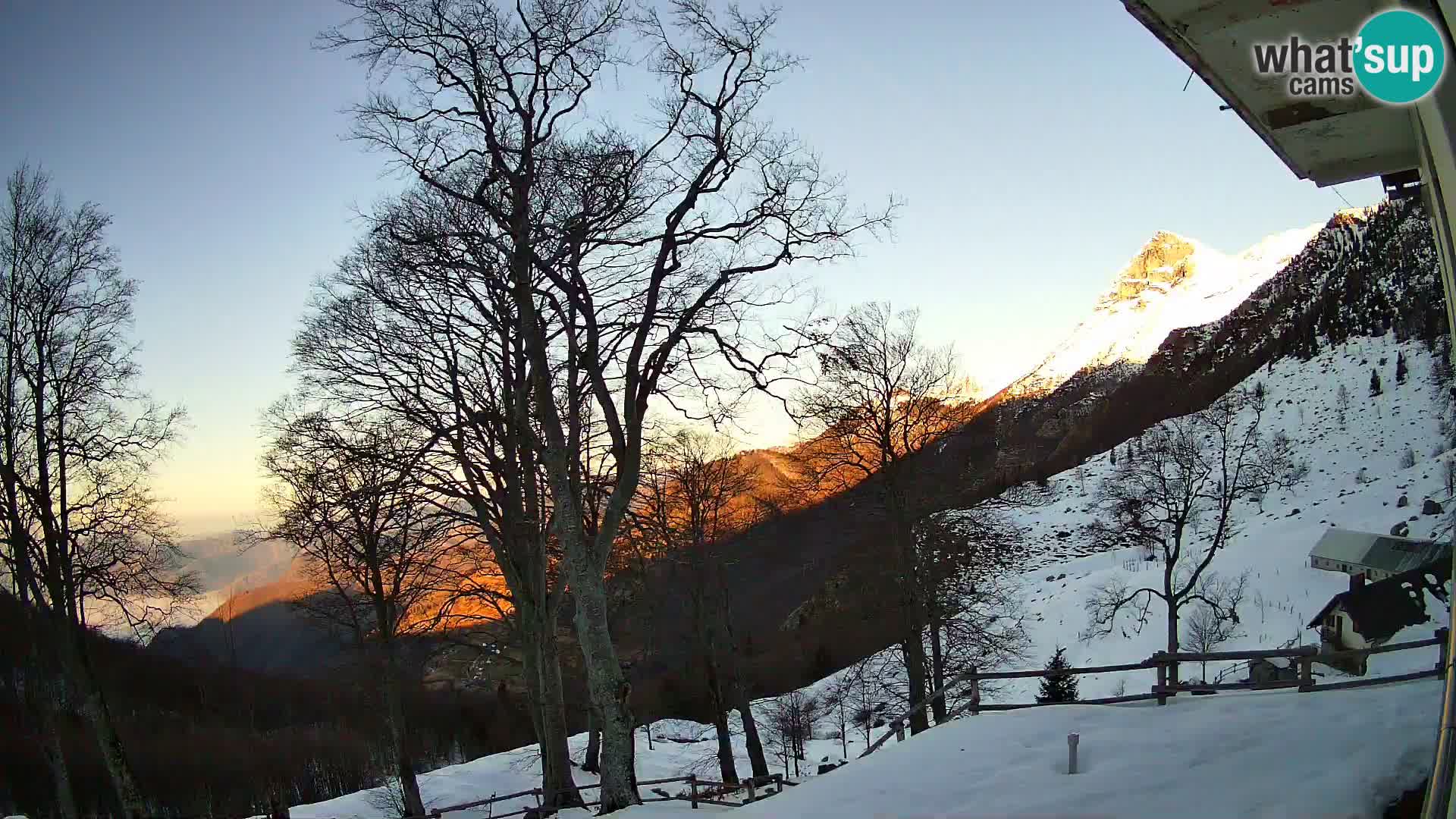 Cámara en vivo de la cabaña de montaña Planina Razor (1315) | vista hacia Tolminski Migovec