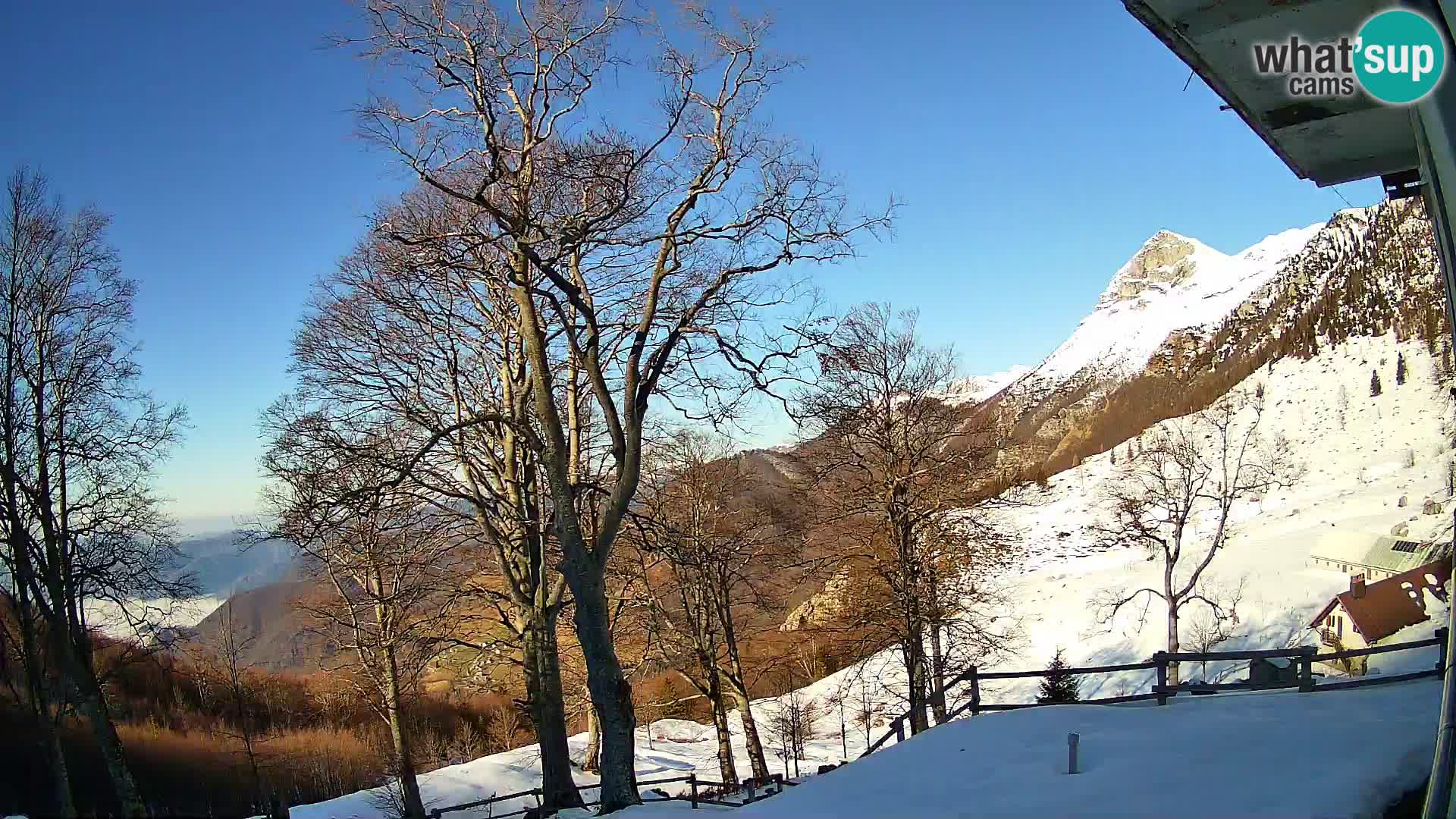 Koča na Planini Razor spletna kamera (1315) | Pogled na Tolminski Migovec