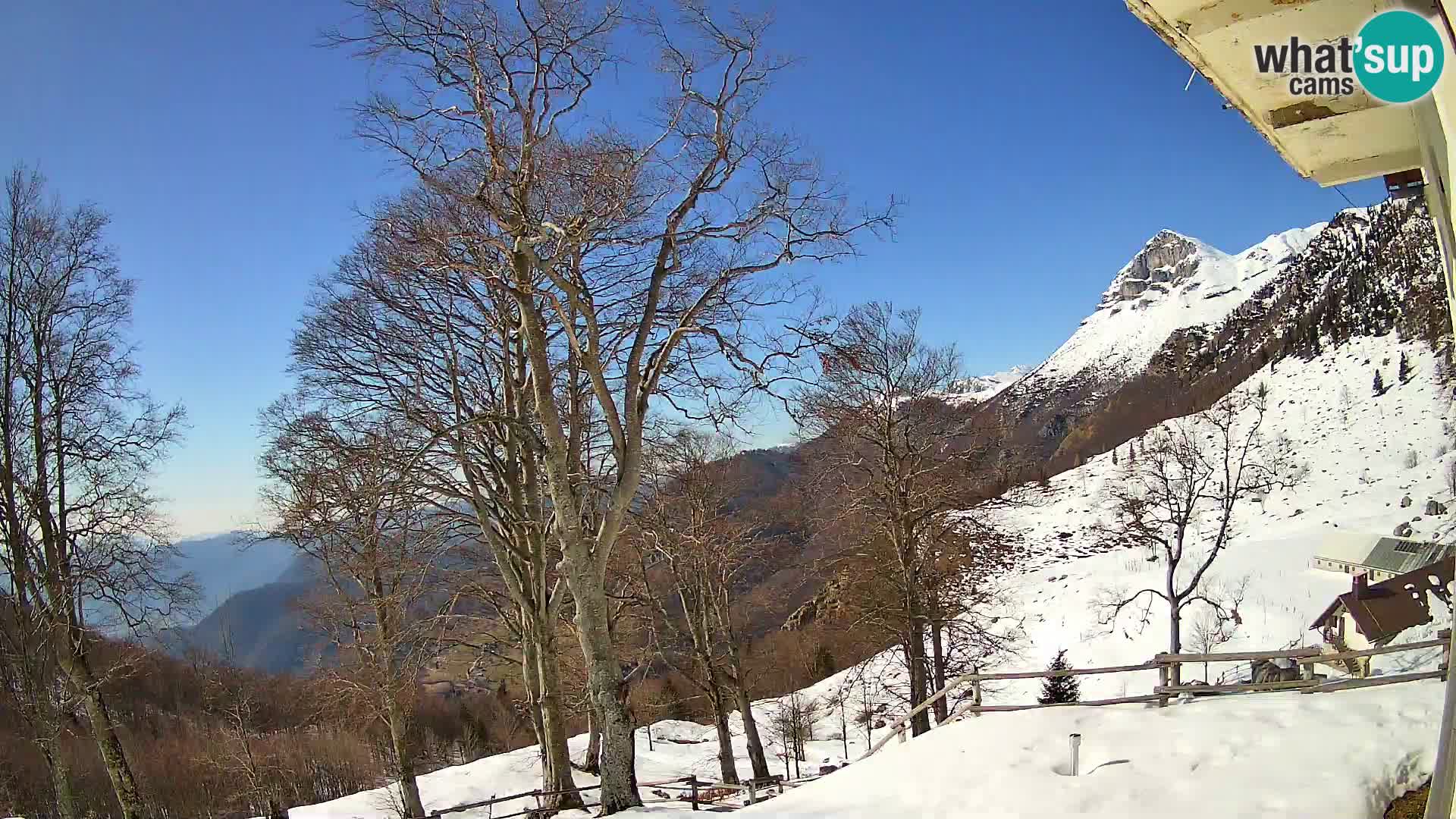 Cámara en vivo de la cabaña de montaña Planina Razor (1315) | vista hacia Tolminski Migovec