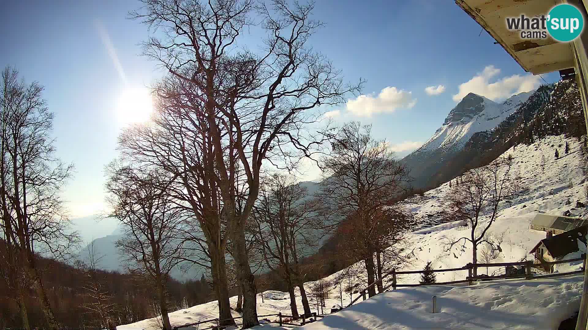 Cámara en vivo de la cabaña de montaña Planina Razor (1315) | vista hacia Tolminski Migovec