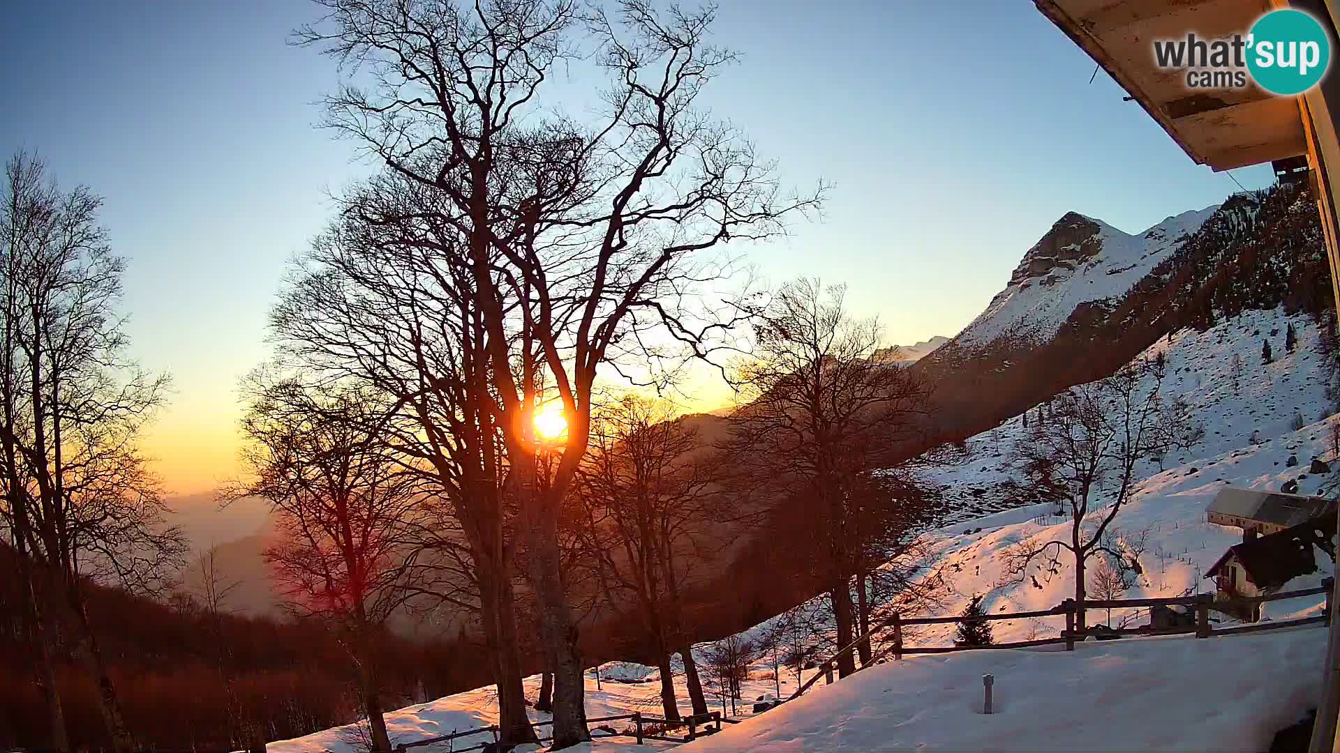 Koča na Planini Razor spletna kamera (1315) | Pogled na Tolminski Migovec