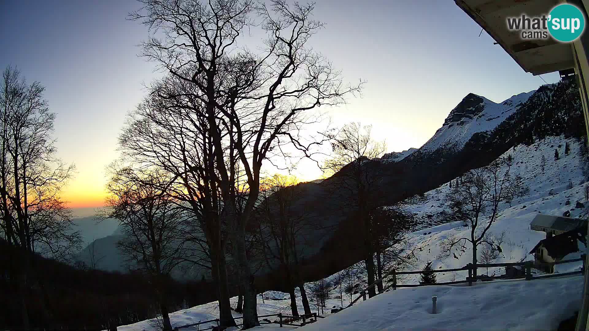 Planina Razor Bergütte Webcam (1315) | Blick auf Tolminski Migovec