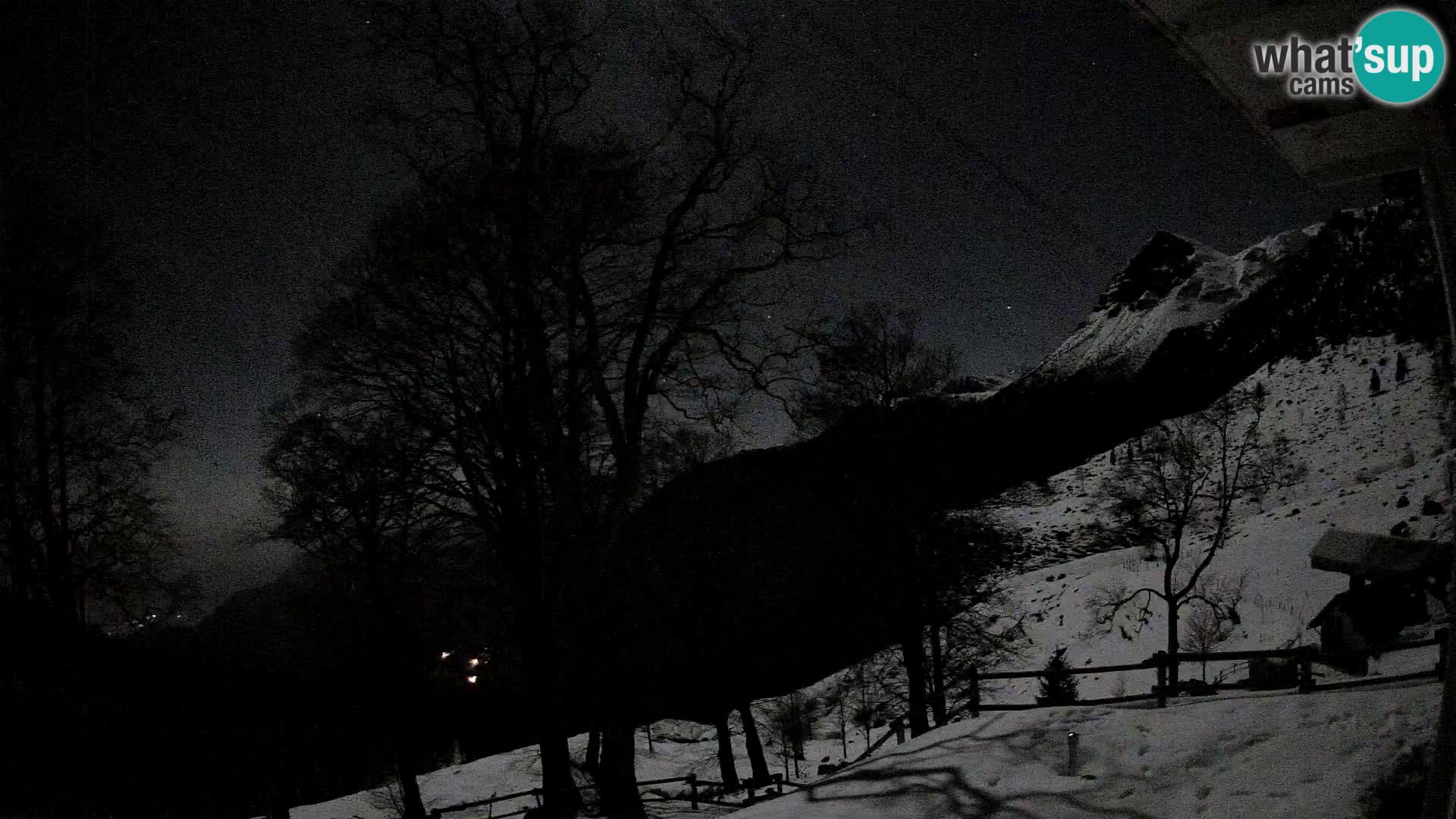 Cámara en vivo de la cabaña de montaña Planina Razor (1315) | vista hacia Tolminski Migovec