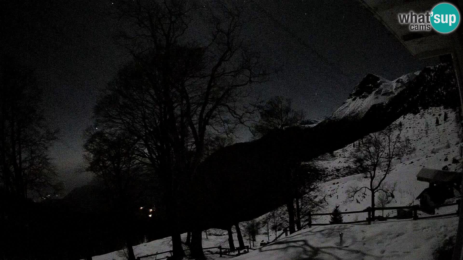 Cámara en vivo de la cabaña de montaña Planina Razor (1315) | vista hacia Tolminski Migovec