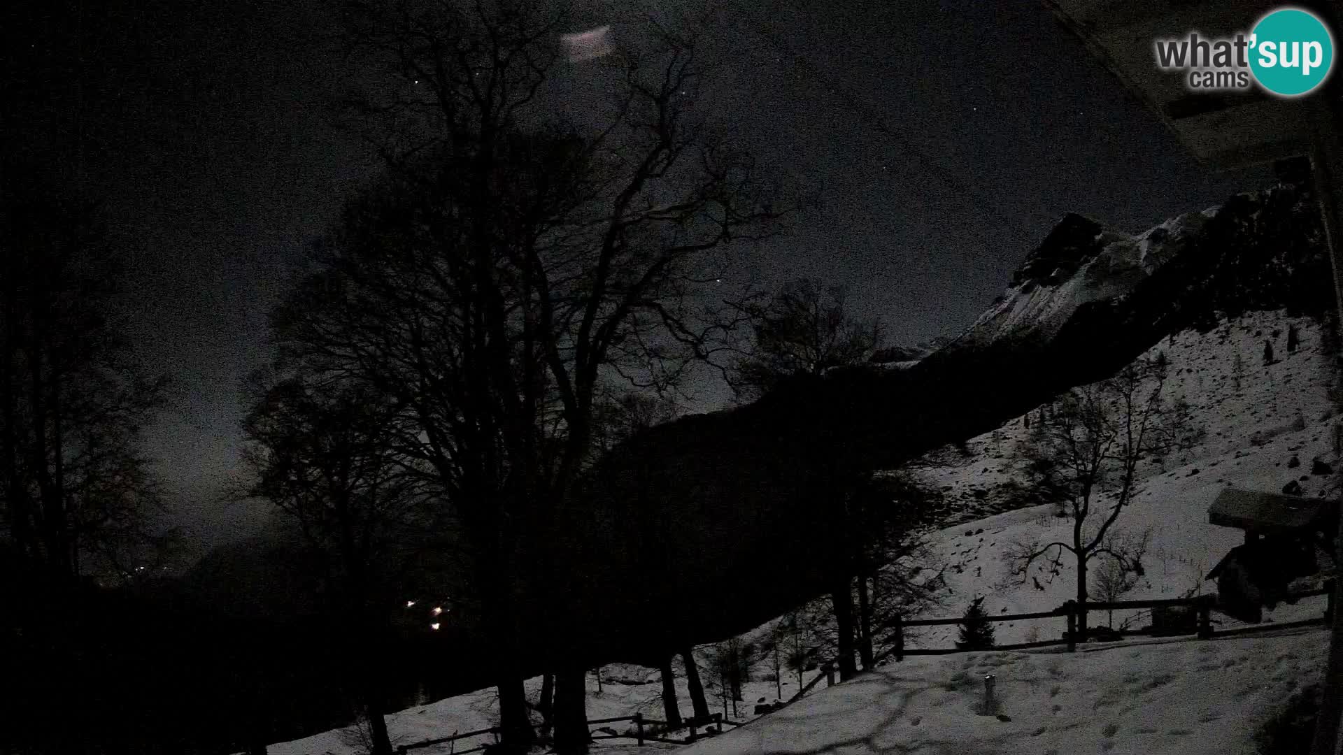 Cámara en vivo de la cabaña de montaña Planina Razor (1315) | vista hacia Tolminski Migovec