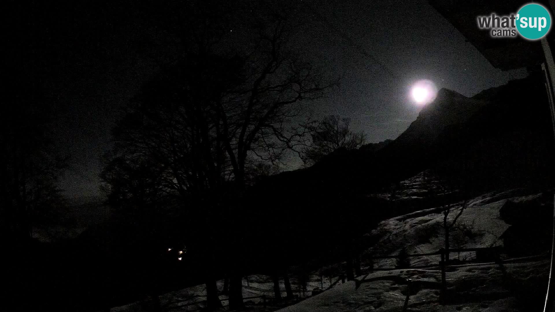 Koča na Planini Razor spletna kamera (1315) | Pogled na Tolminski Migovec