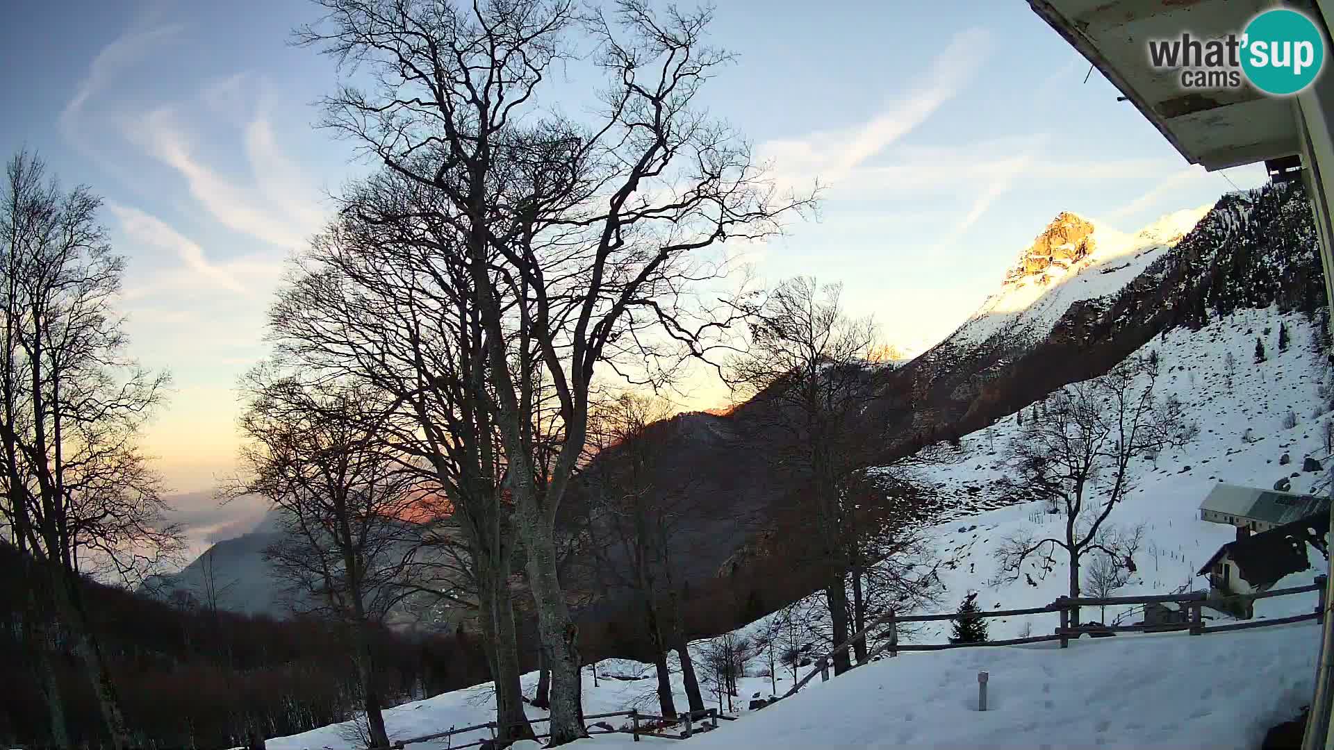 Baita di montagna Planina Razor webcam (1315) | vista su Tolminski Migovec