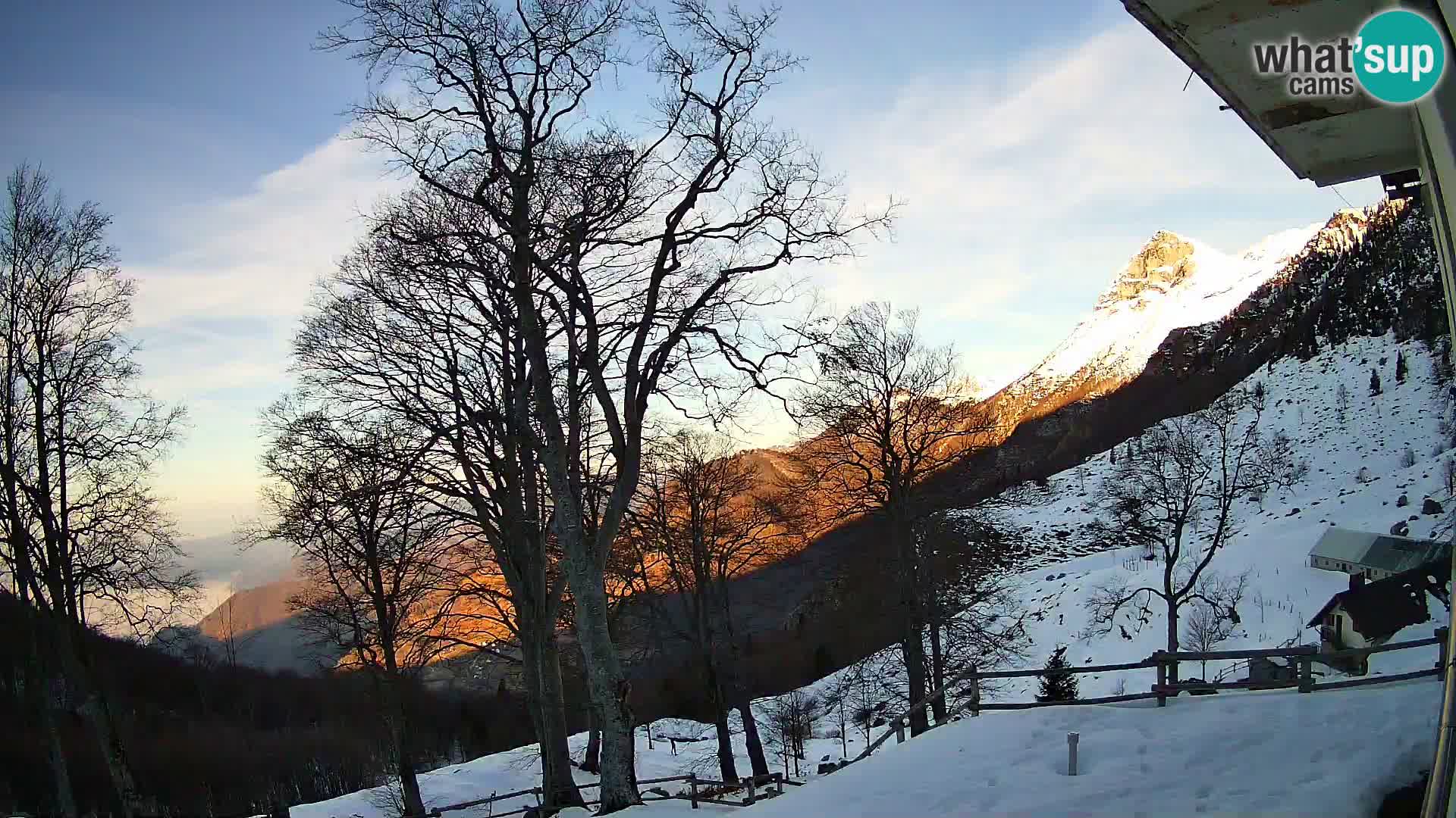 Baita di montagna Planina Razor webcam (1315) | vista su Tolminski Migovec