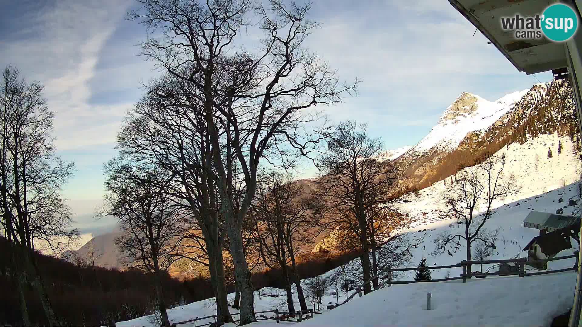 Koča na Planini Razor spletna kamera (1315) | Pogled na Tolminski Migovec