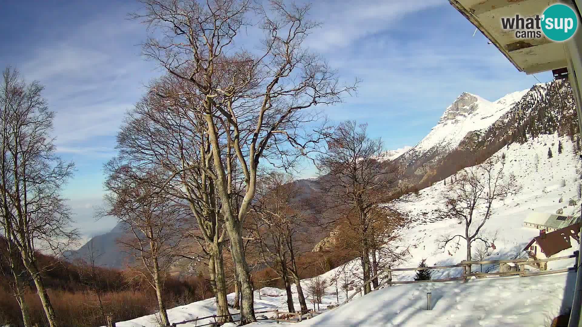 Cámara en vivo de la cabaña de montaña Planina Razor (1315) | vista hacia Tolminski Migovec