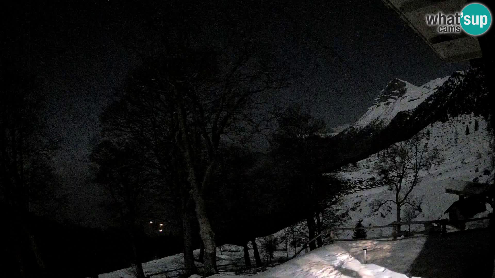 Cámara en vivo de la cabaña de montaña Planina Razor (1315) | vista hacia Tolminski Migovec