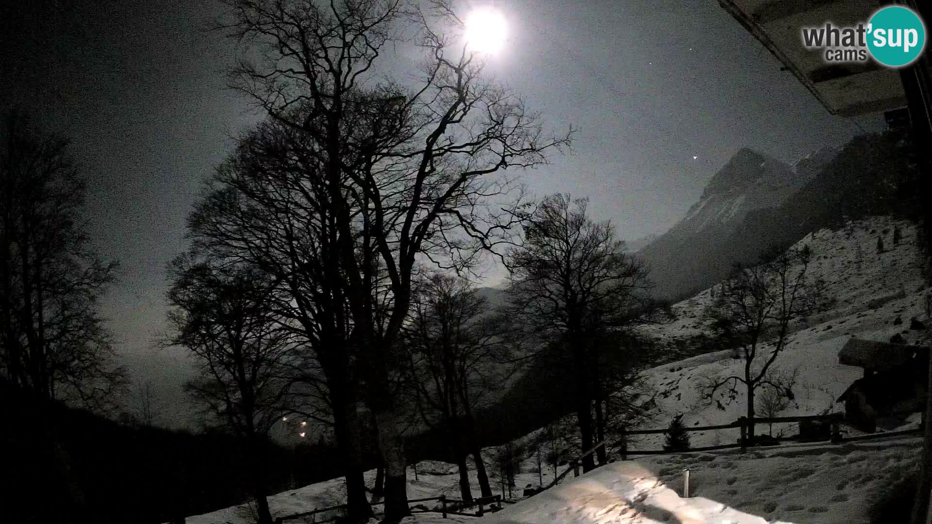 Koča na Planini Razor spletna kamera (1315) | Pogled na Tolminski Migovec