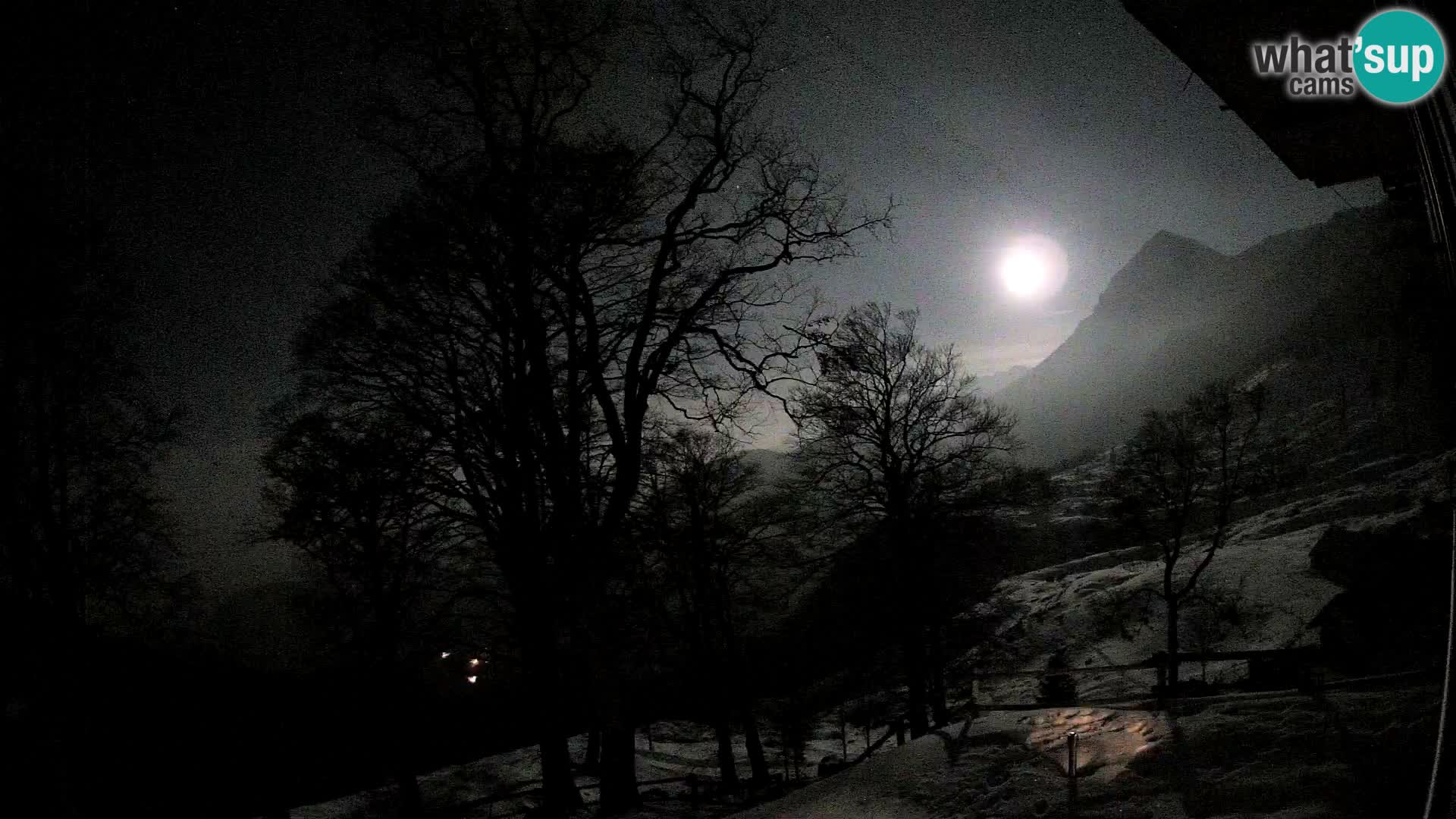 Cámara en vivo de la cabaña de montaña Planina Razor (1315) | vista hacia Tolminski Migovec