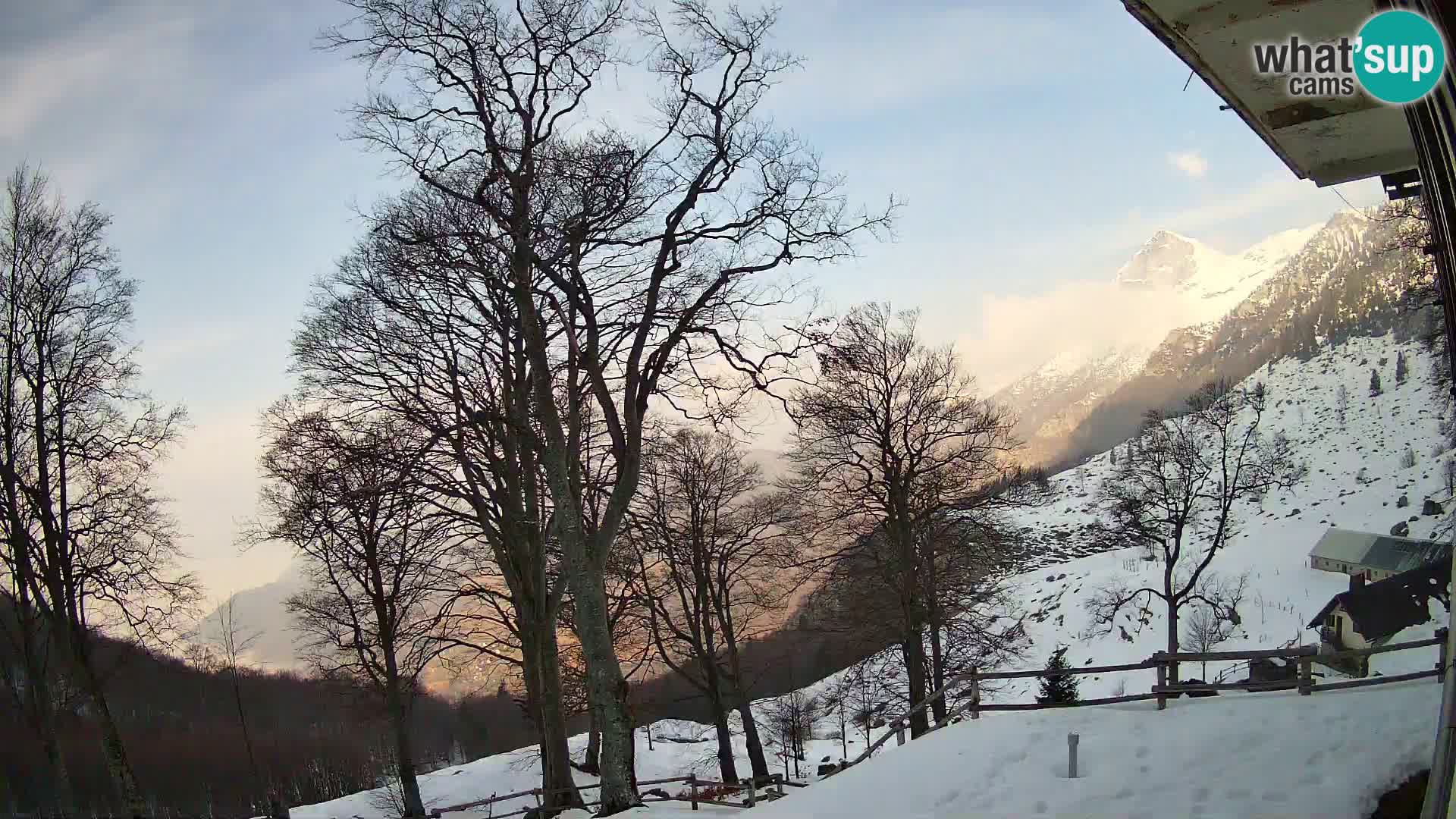 Baita di montagna Planina Razor webcam (1315) | vista su Tolminski Migovec