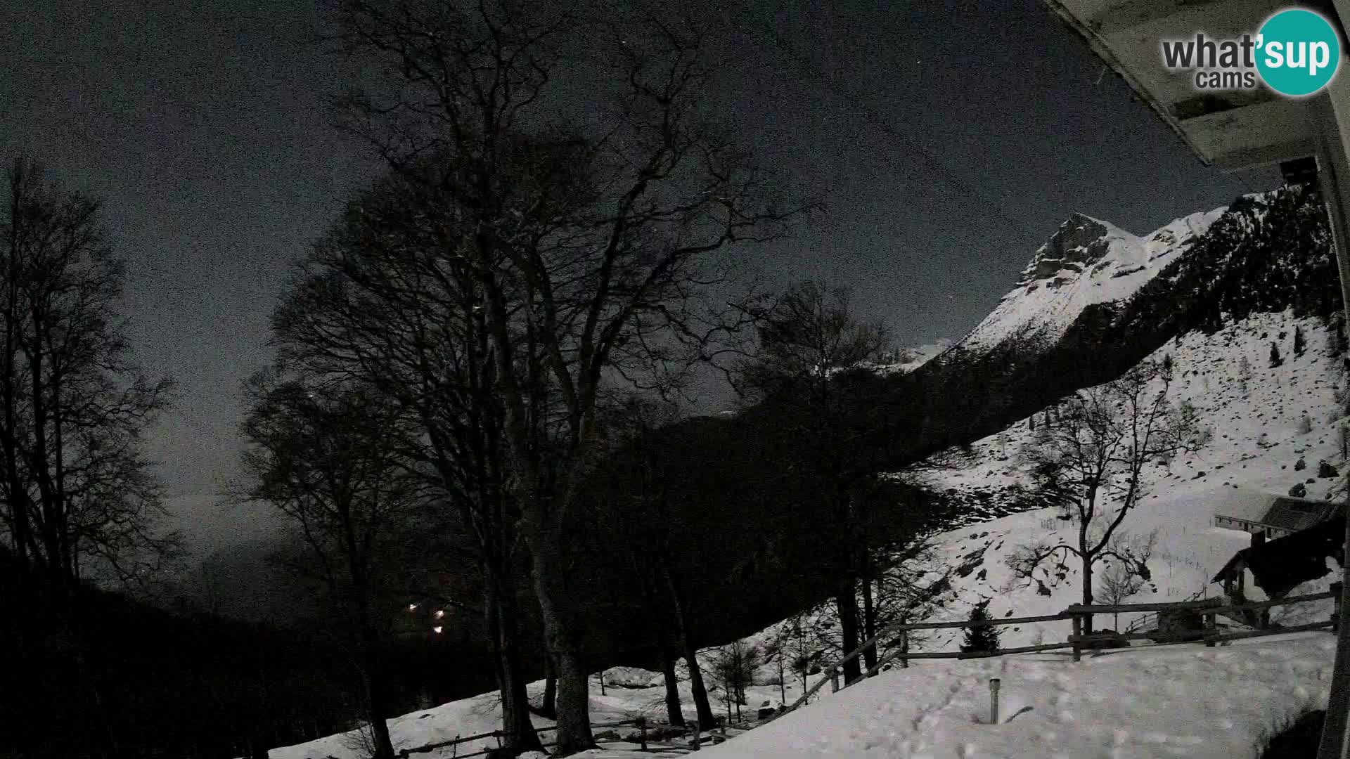 Cámara en vivo de la cabaña de montaña Planina Razor (1315) | vista hacia Tolminski Migovec