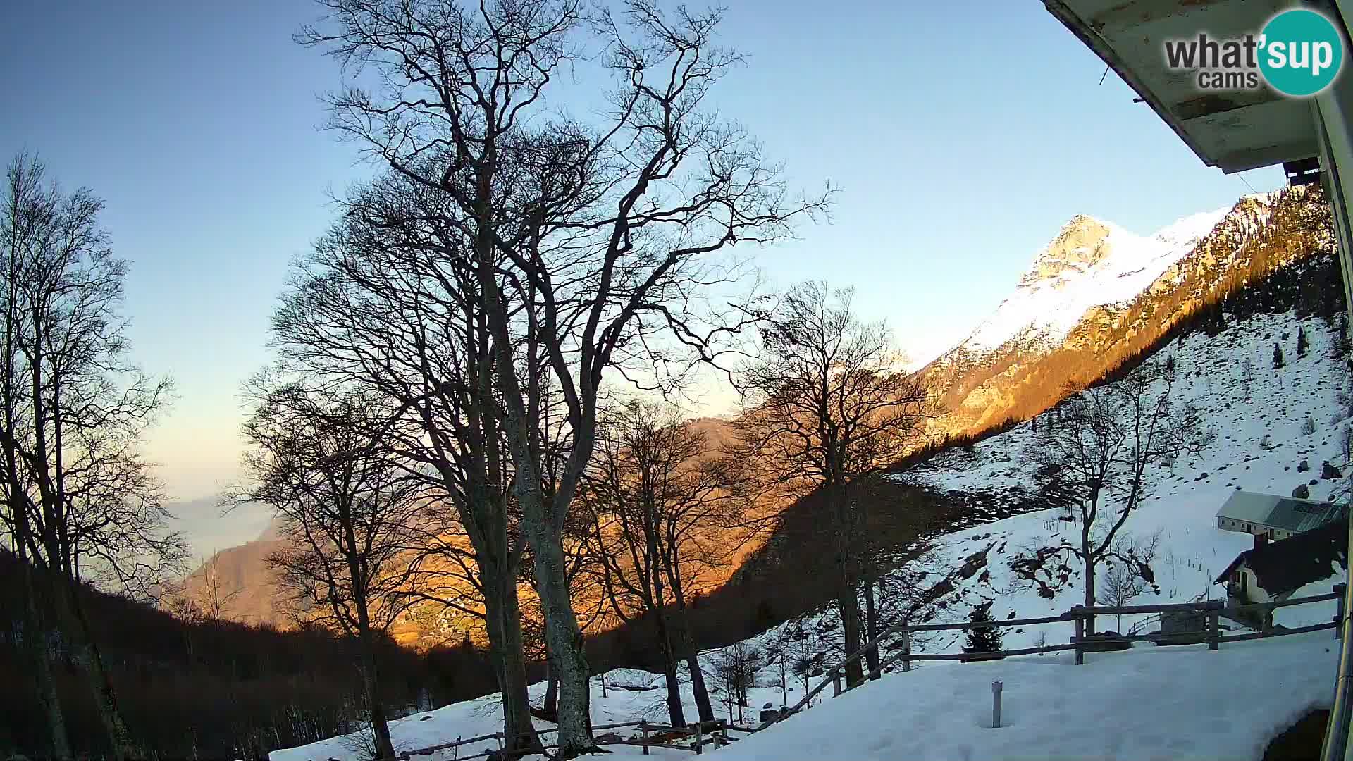 Koča na Planini Razor spletna kamera (1315) | Pogled na Tolminski Migovec