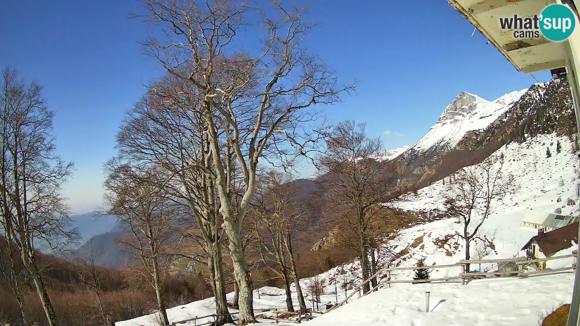 Cámara en vivo de la cabaña de montaña Planina Razor (1315) | vista hacia Tolminski Migovec