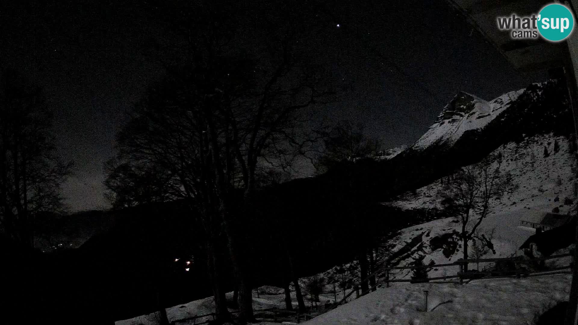 Koča na Planini Razor spletna kamera (1315) | Pogled na Tolminski Migovec