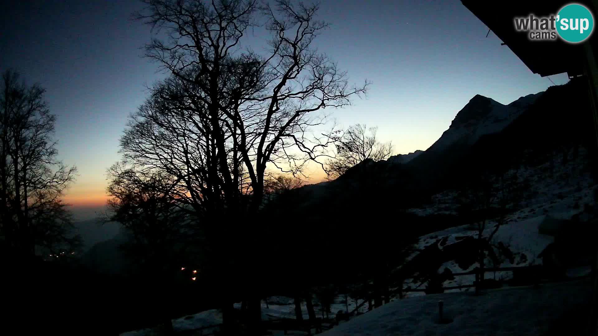 Koča na Planini Razor spletna kamera (1315) | Pogled na Tolminski Migovec