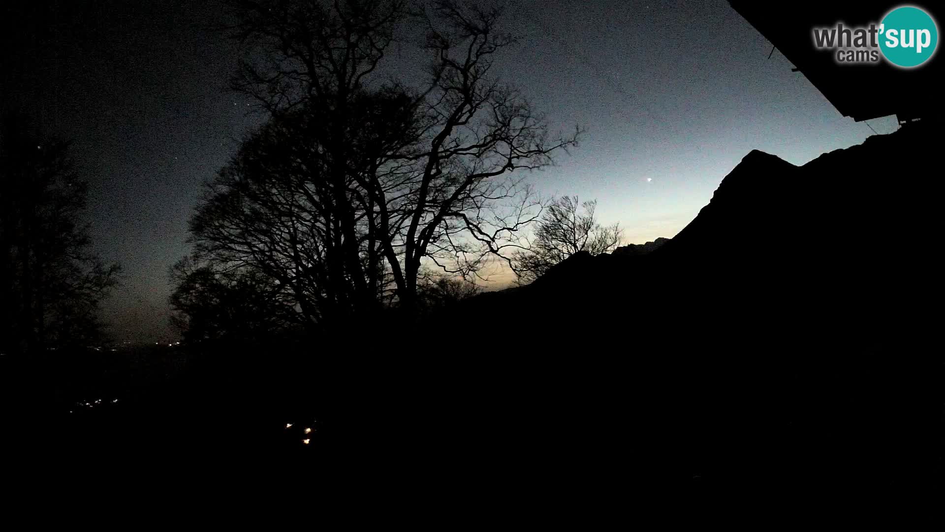 Cámara en vivo de la cabaña de montaña Planina Razor (1315) | vista hacia Tolminski Migovec