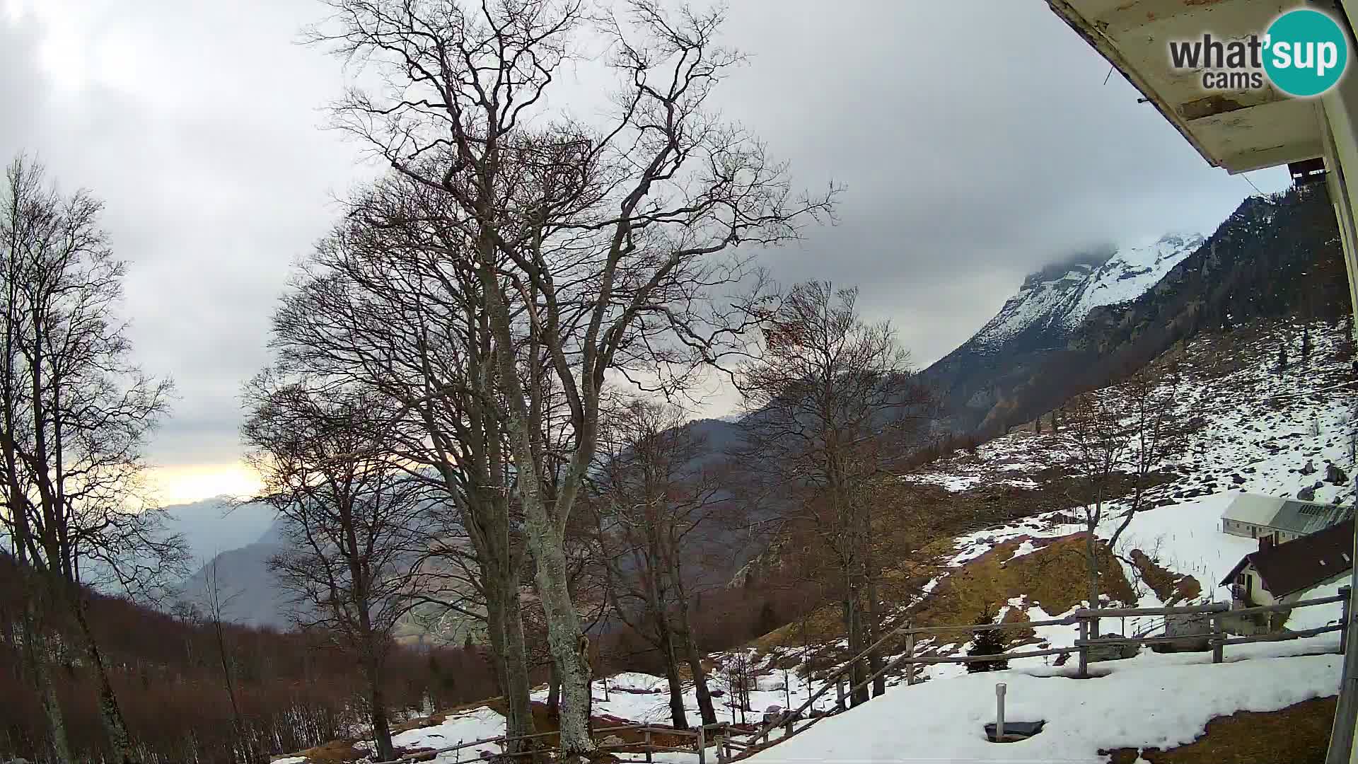 Planinarski dom na planini Razor (1315) | Pogled na Tolminski Migovec