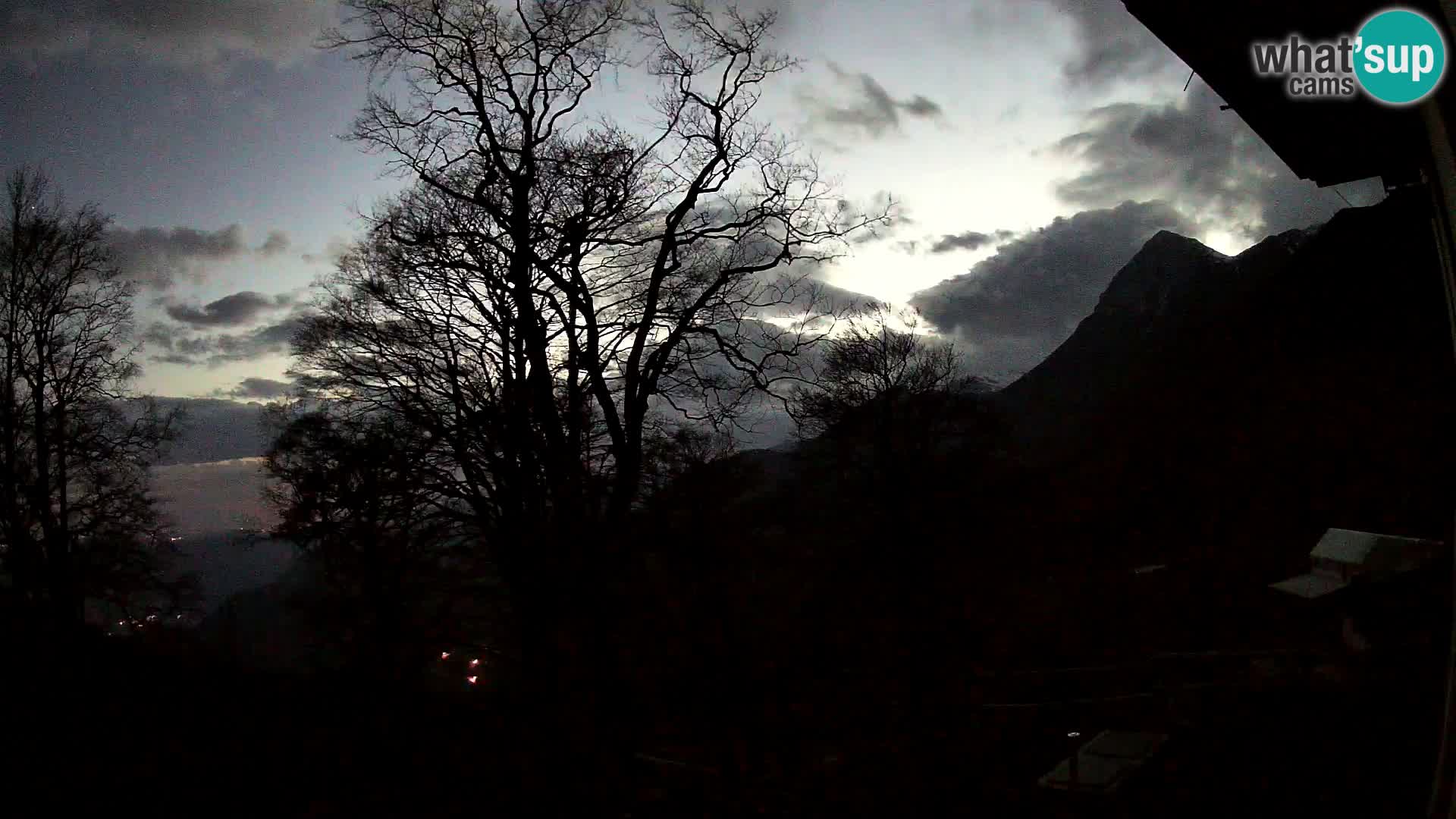 Koča na Planini Razor spletna kamera (1315) | Pogled na Tolminski Migovec