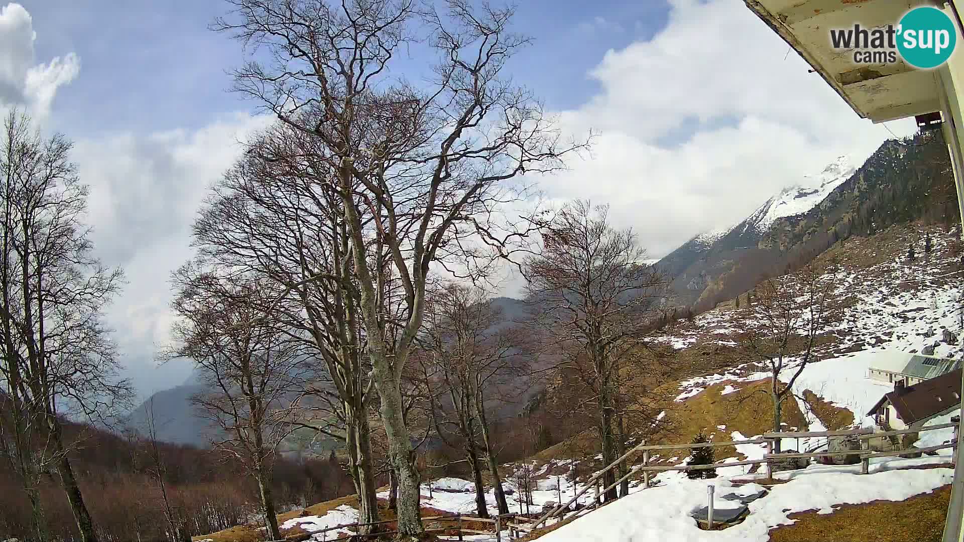 Cámara en vivo de la cabaña de montaña Planina Razor (1315) | vista hacia Tolminski Migovec