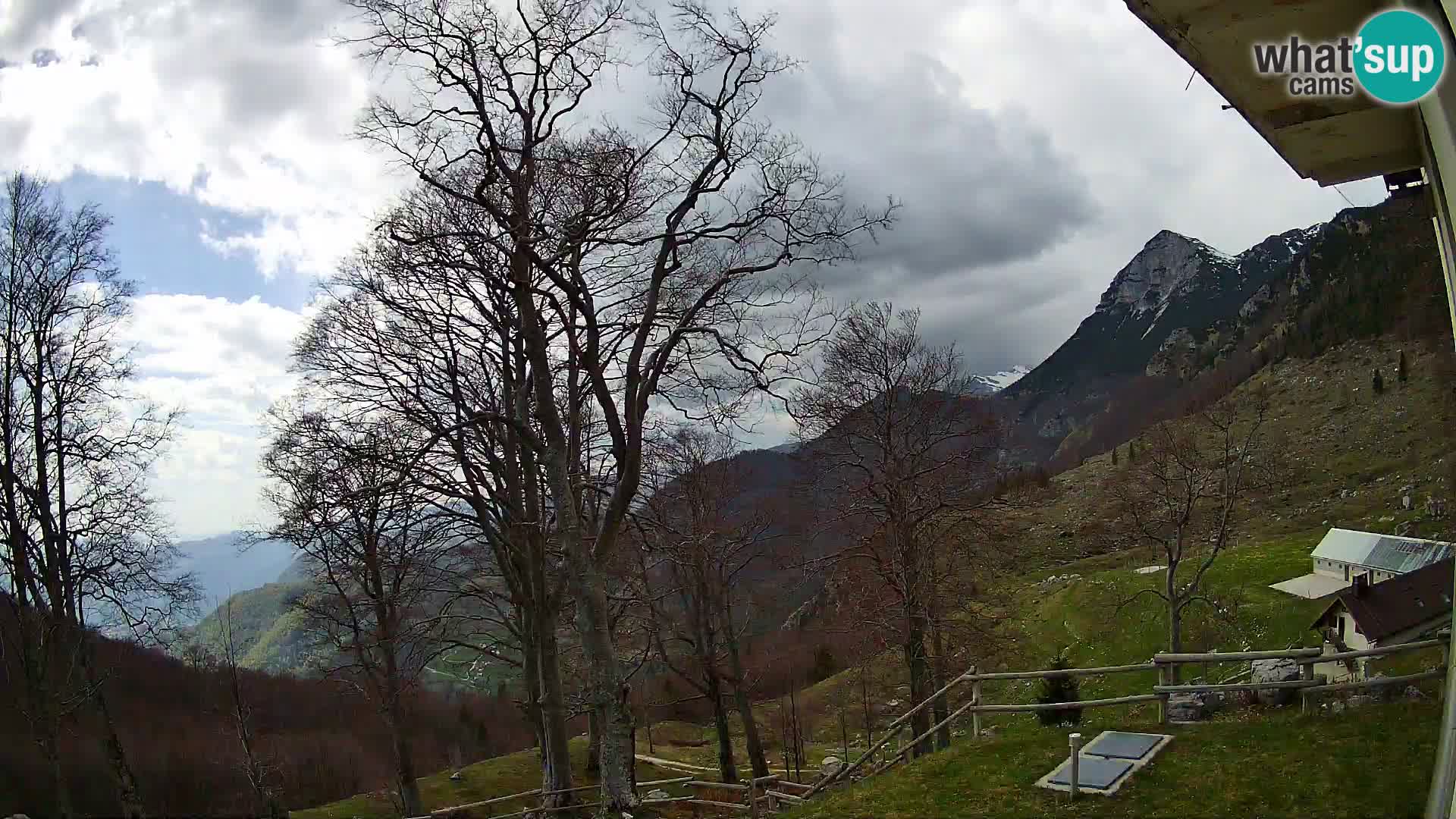 Cámara en vivo de la cabaña de montaña Planina Razor (1315) | vista hacia Tolminski Migovec