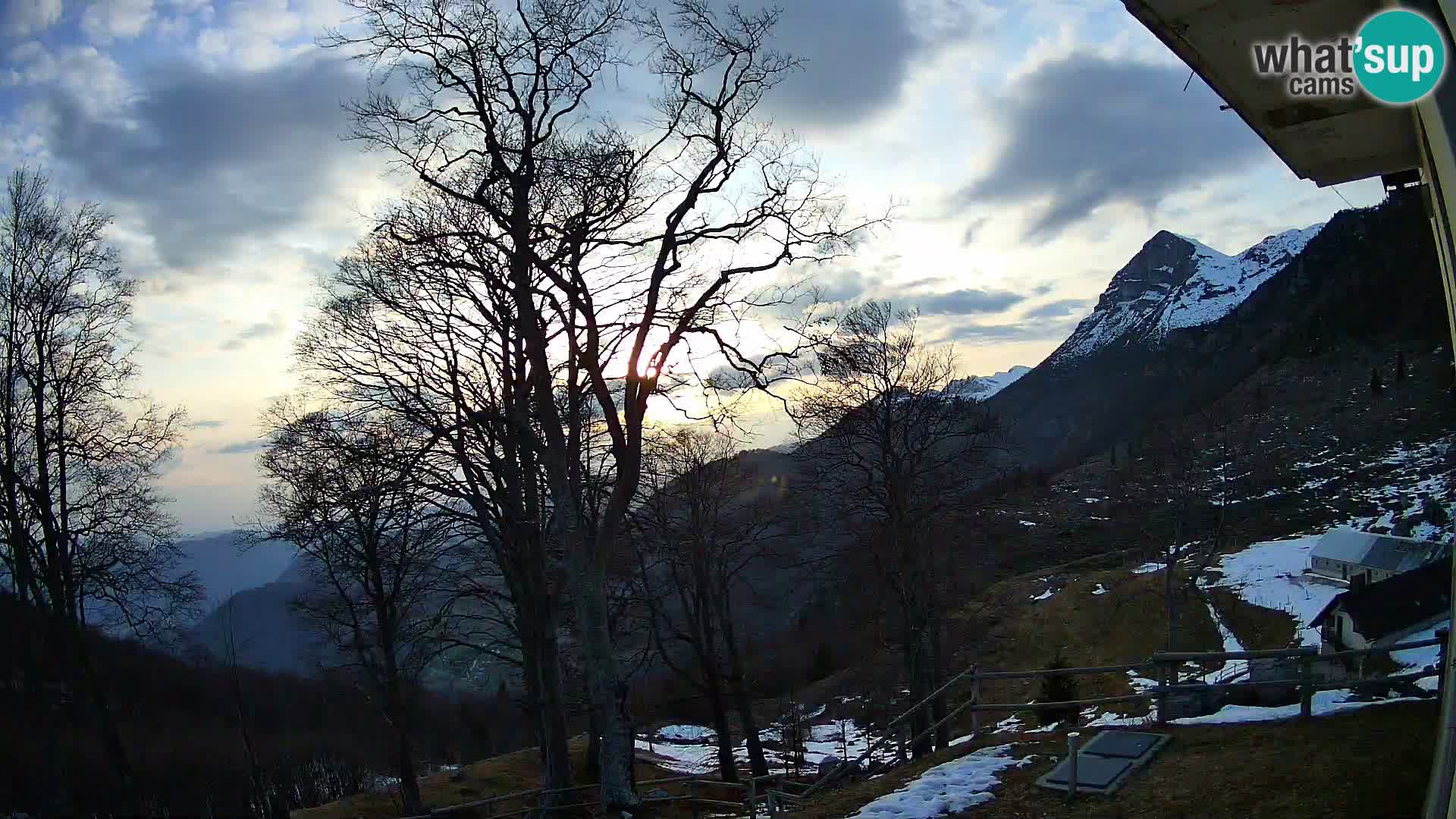 Planina Razor Mountain Hut live cam (1315) | view to Tolminski Migovec