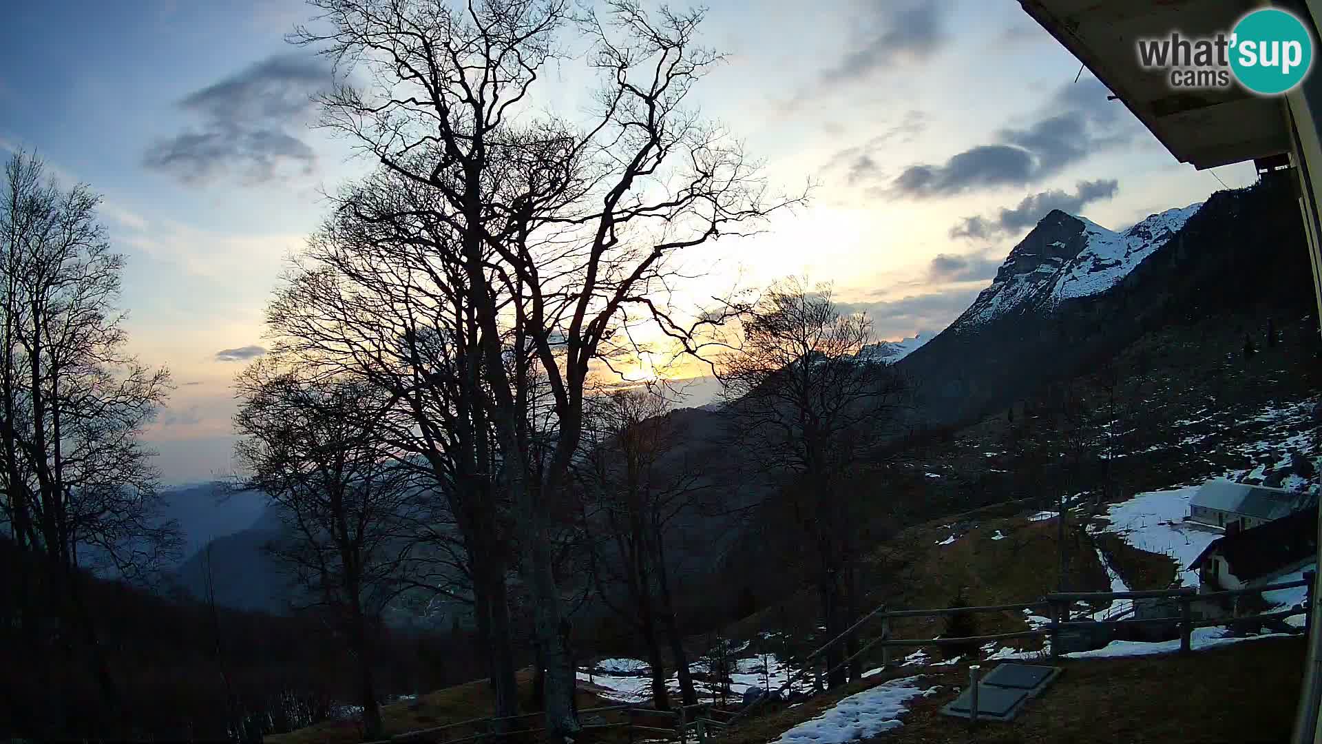 Planina Razor Mountain Hut live cam (1315) | view to Tolminski Migovec
