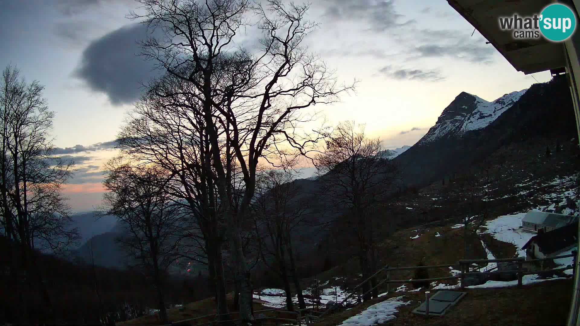 Planina Razor Mountain Hut live cam (1315) | view to Tolminski Migovec