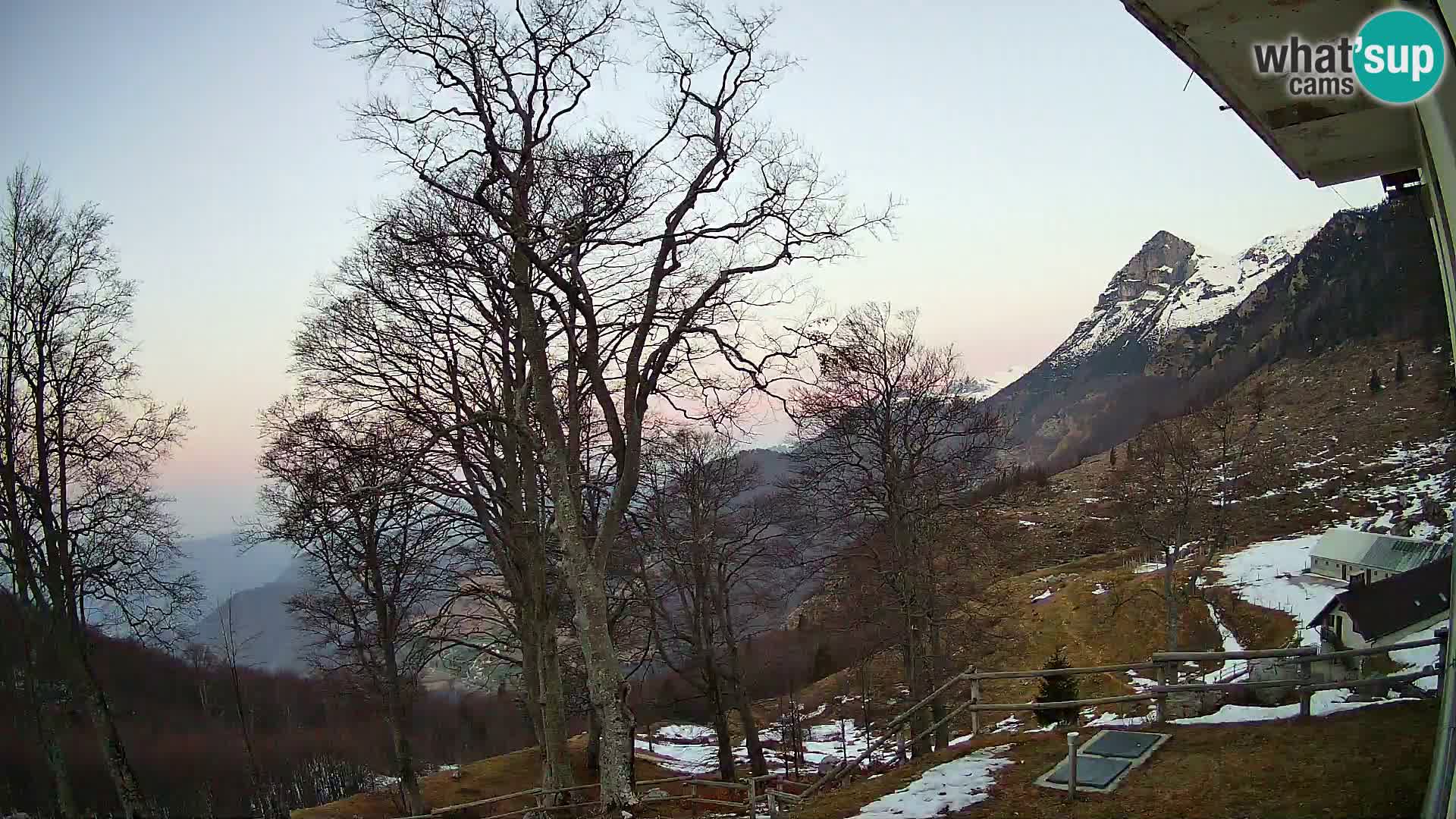 Planina Razor Mountain Hut live cam (1315) | view to Tolminski Migovec