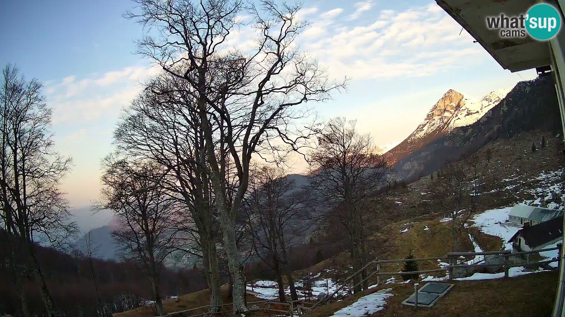 Cámara en vivo de la cabaña de montaña Planina Razor (1315) | vista hacia Tolminski Migovec