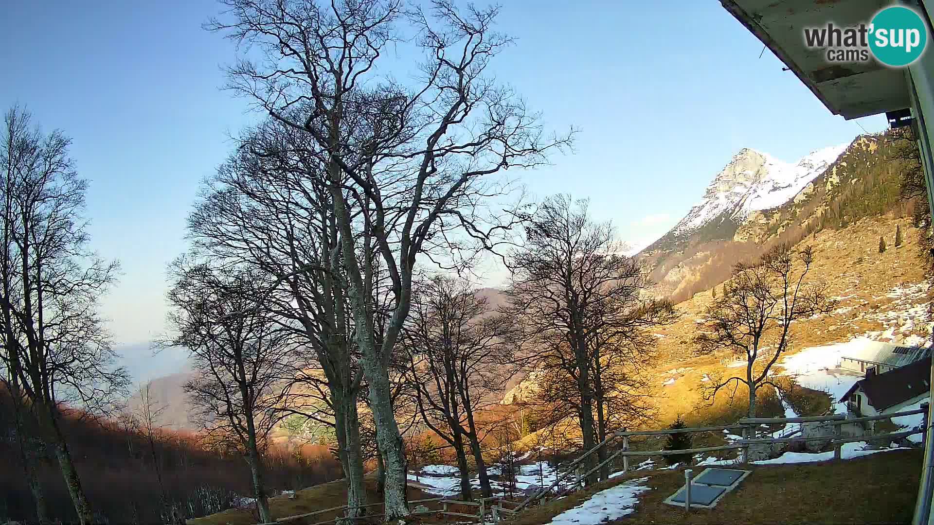 Planina Razor Mountain Hut live cam (1315) | view to Tolminski Migovec