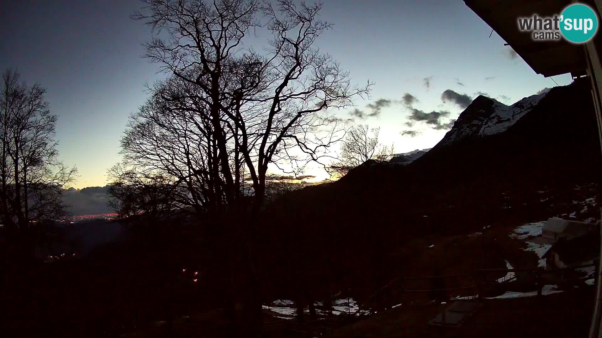 Koča na Planini Razor spletna kamera (1315) | Pogled na Tolminski Migovec