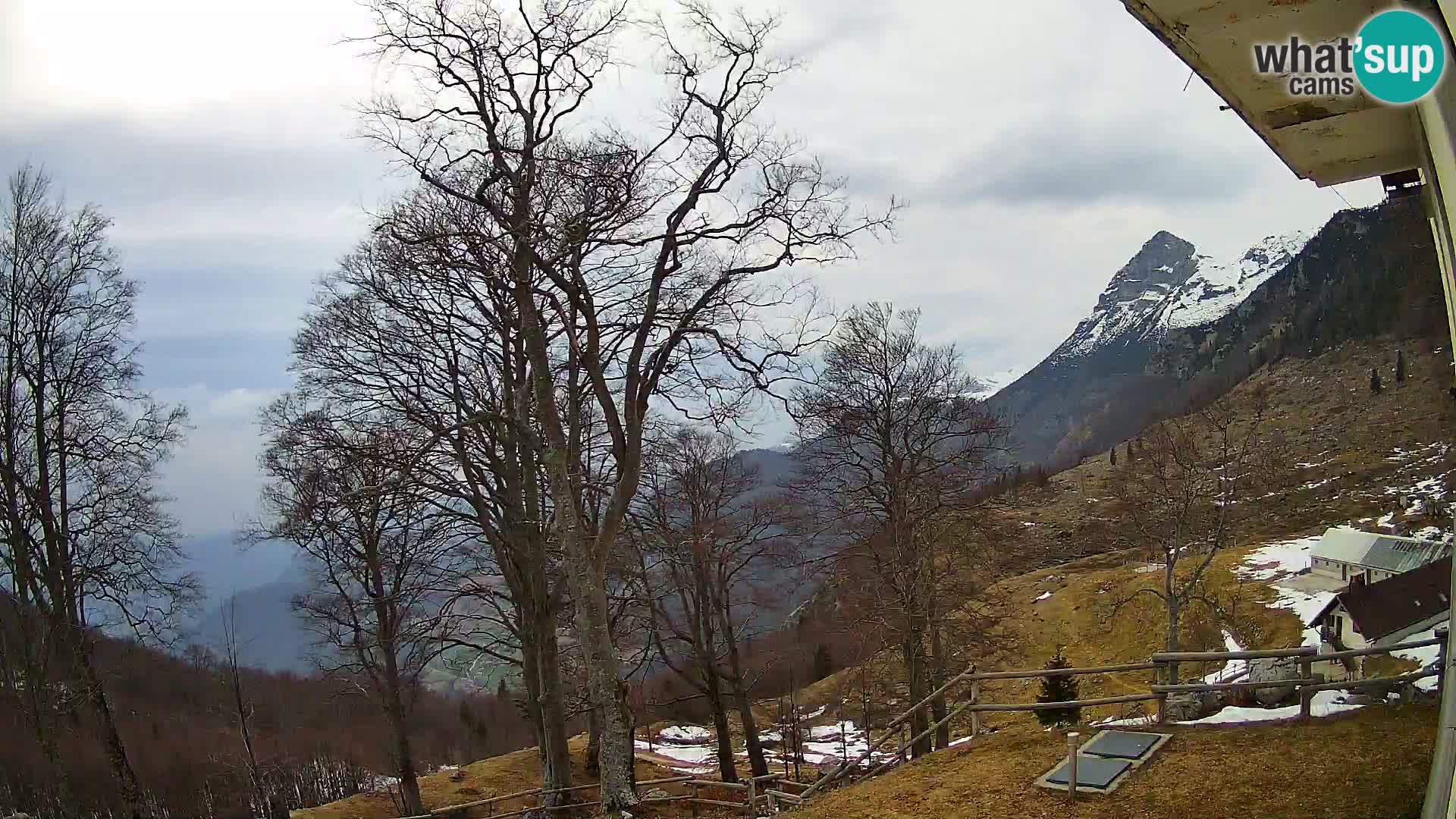 Koča na Planini Razor spletna kamera (1315) | Pogled na Tolminski Migovec