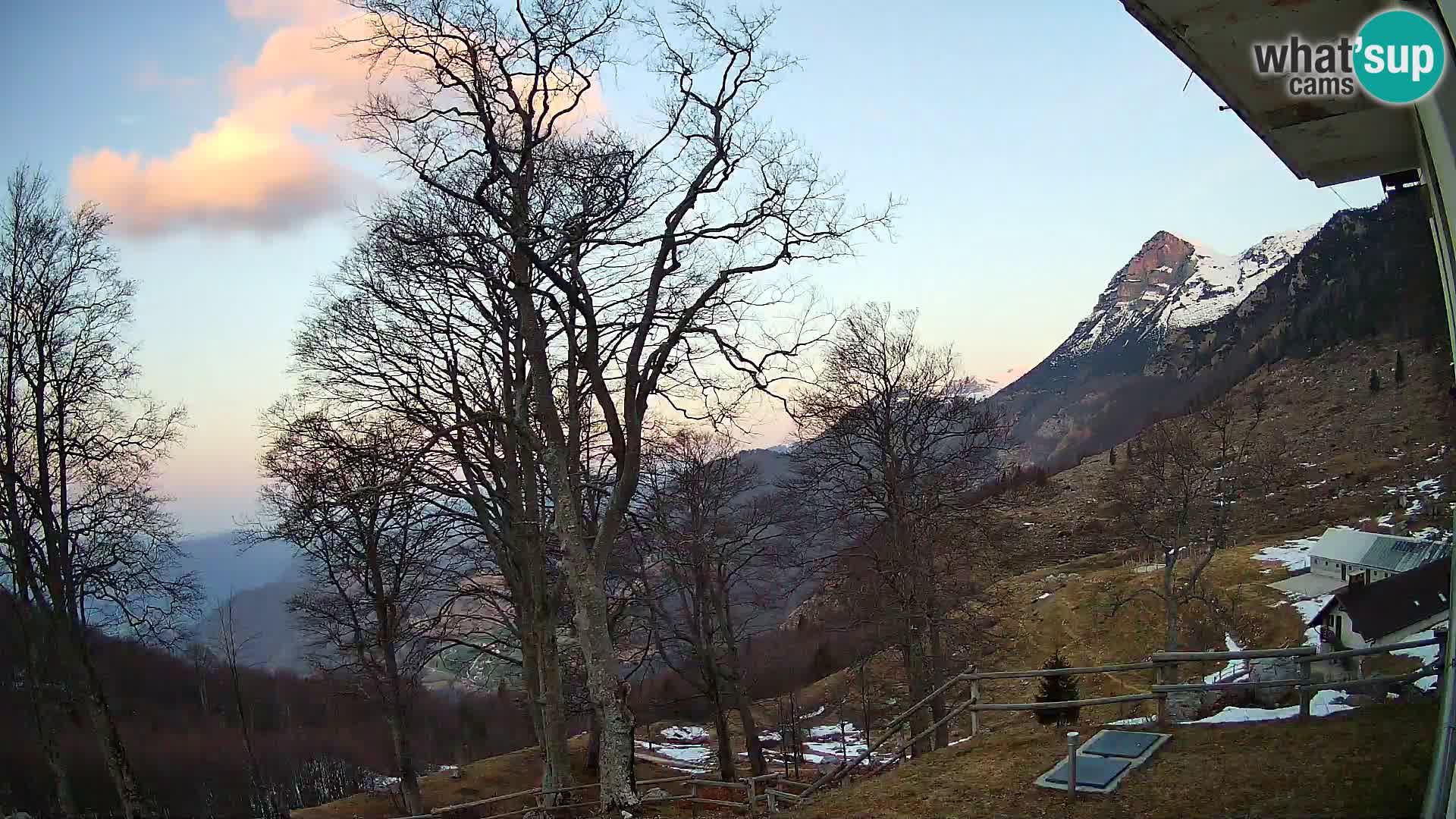 Koča na Planini Razor spletna kamera (1315) | Pogled na Tolminski Migovec