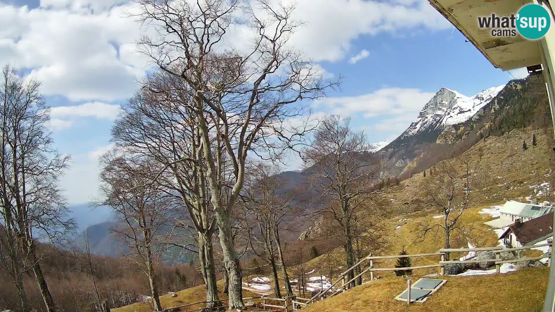 Cámara en vivo de la cabaña de montaña Planina Razor (1315) | vista hacia Tolminski Migovec