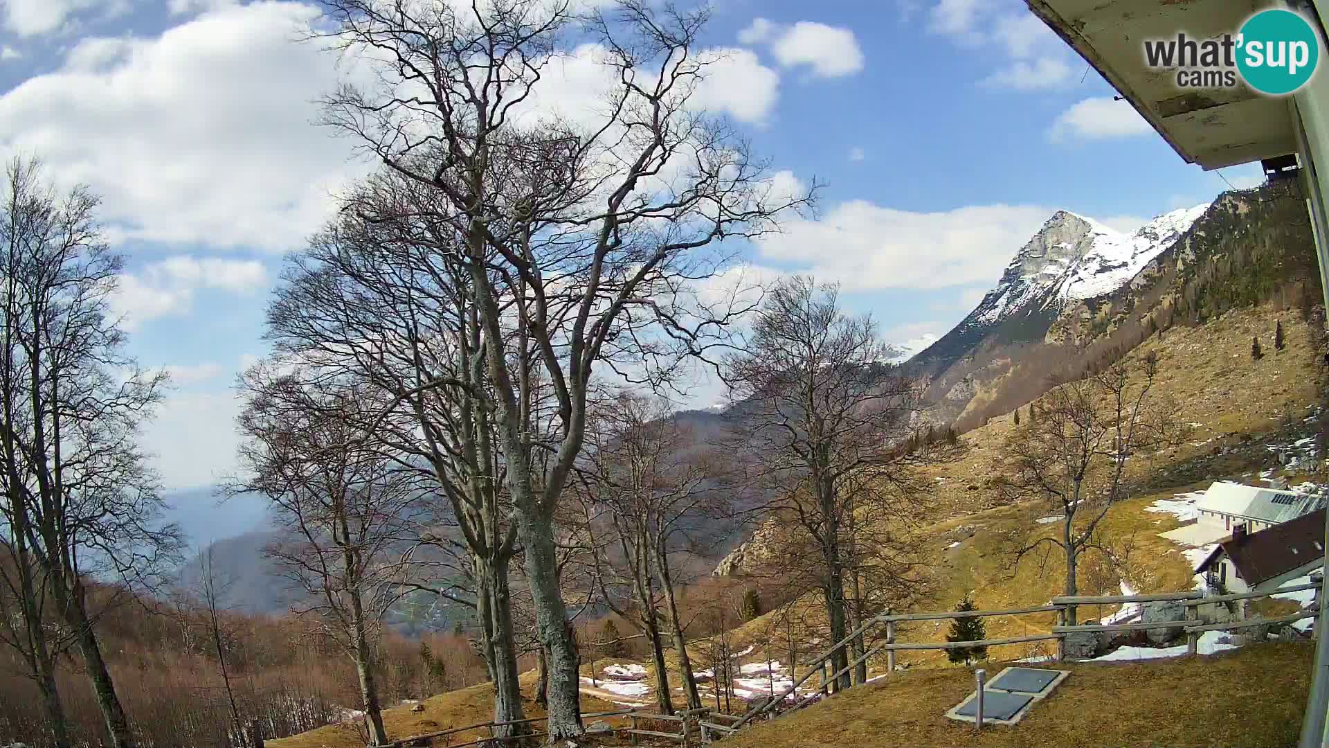 Cámara en vivo de la cabaña de montaña Planina Razor (1315) | vista hacia Tolminski Migovec