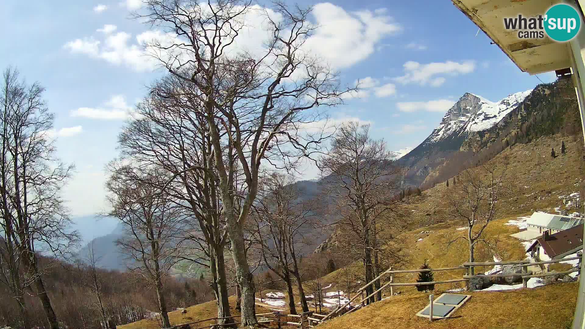 Cámara en vivo de la cabaña de montaña Planina Razor (1315) | vista hacia Tolminski Migovec