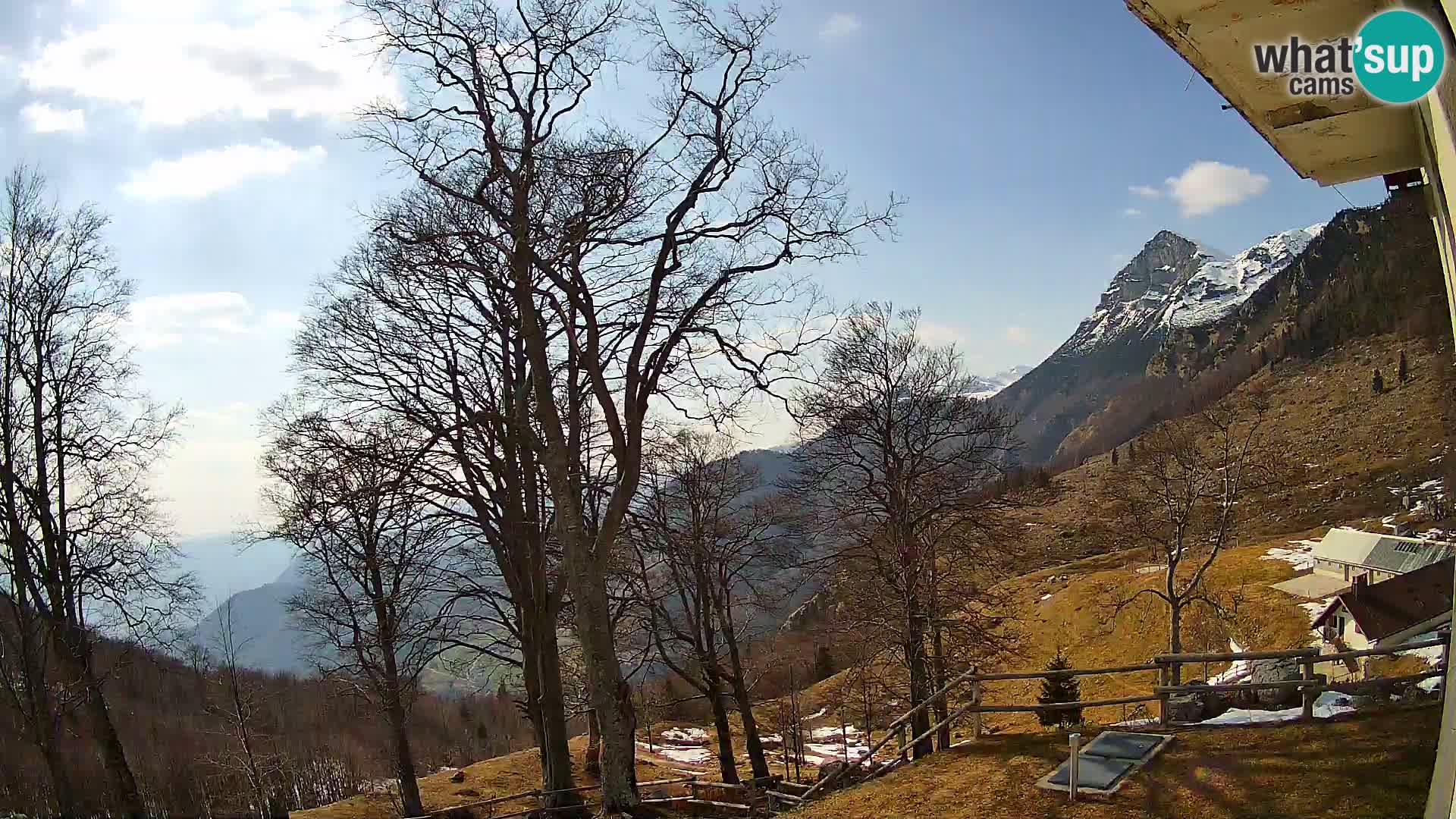 Koča na Planini Razor spletna kamera (1315) | Pogled na Tolminski Migovec